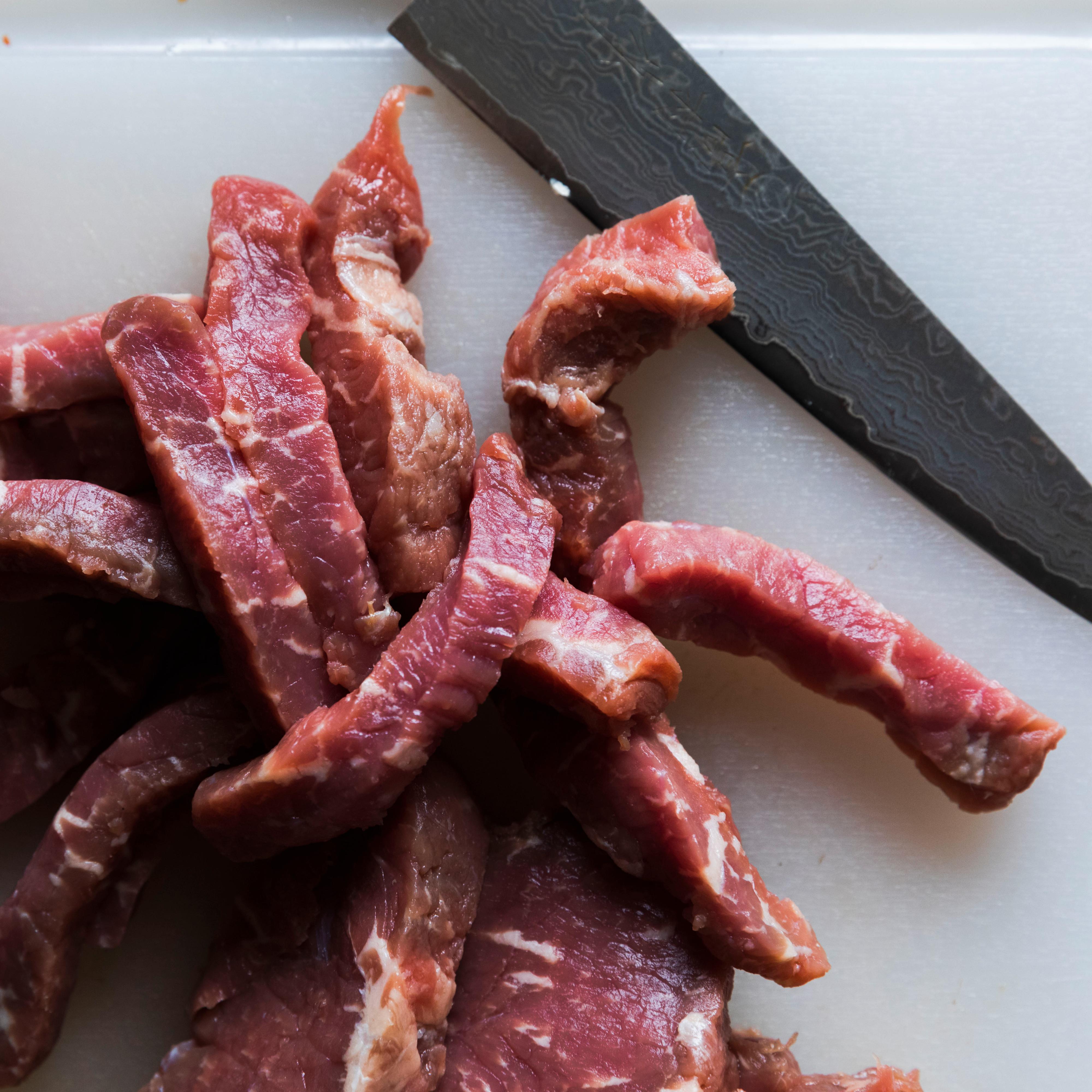 Skjær kjøttet i strimler på tvers av fibrene og krydre strimlene med salt og pepper. Skjær baconet i biter/strimler. Skrell og skjær løken i smale kløfter. Rens og del soppen i biter eller skiver.