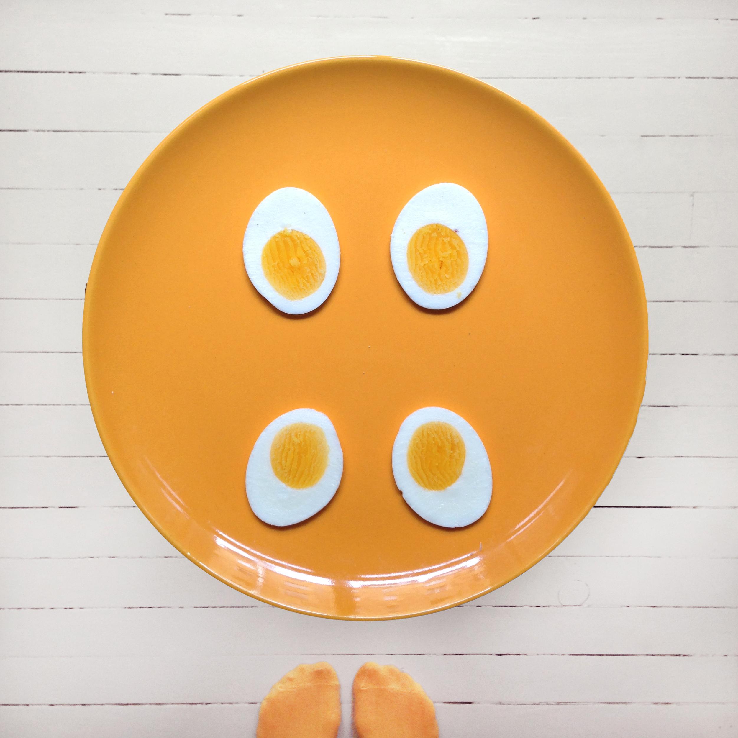 Legg egget på langs i en eggedeler så du får fine avlange skiver.