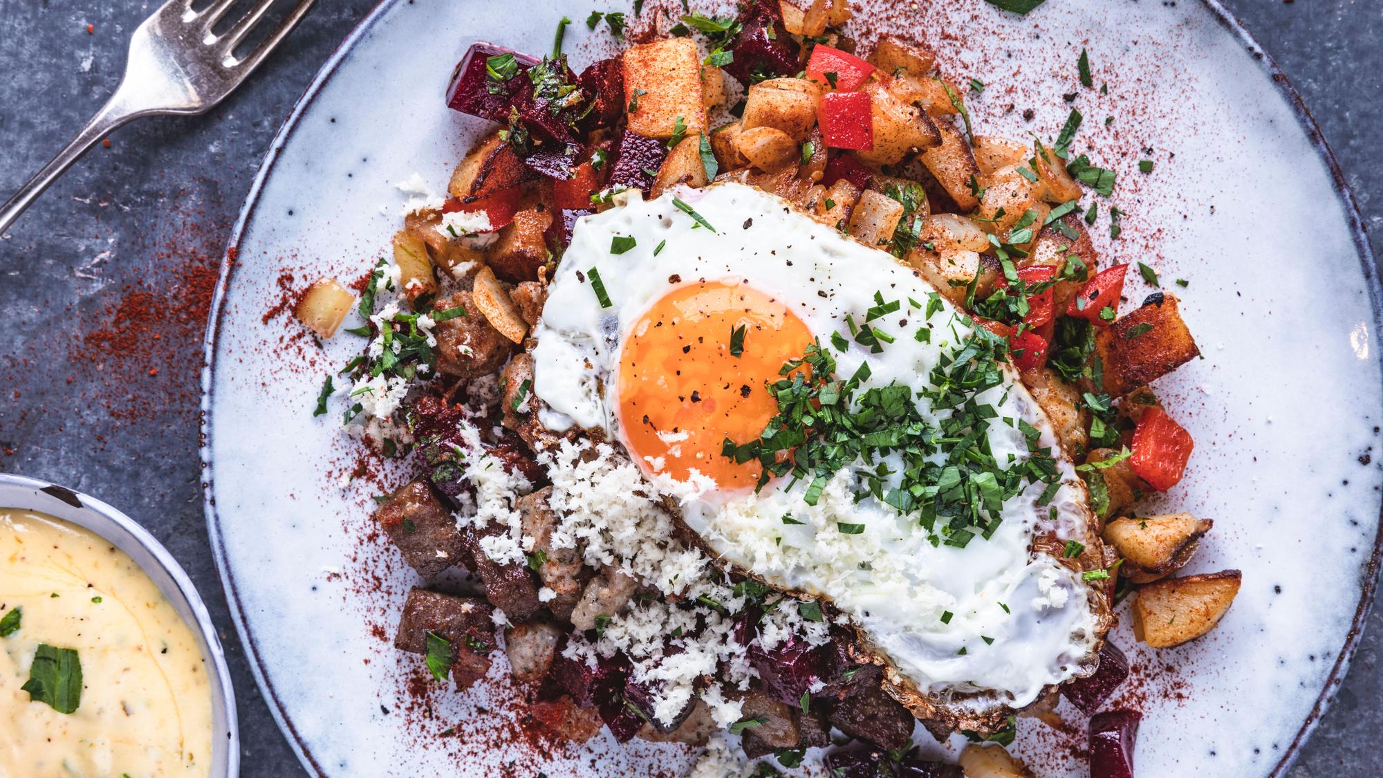 Pytt i panne – Deilig restemiddag med speilegg og bernaise-image