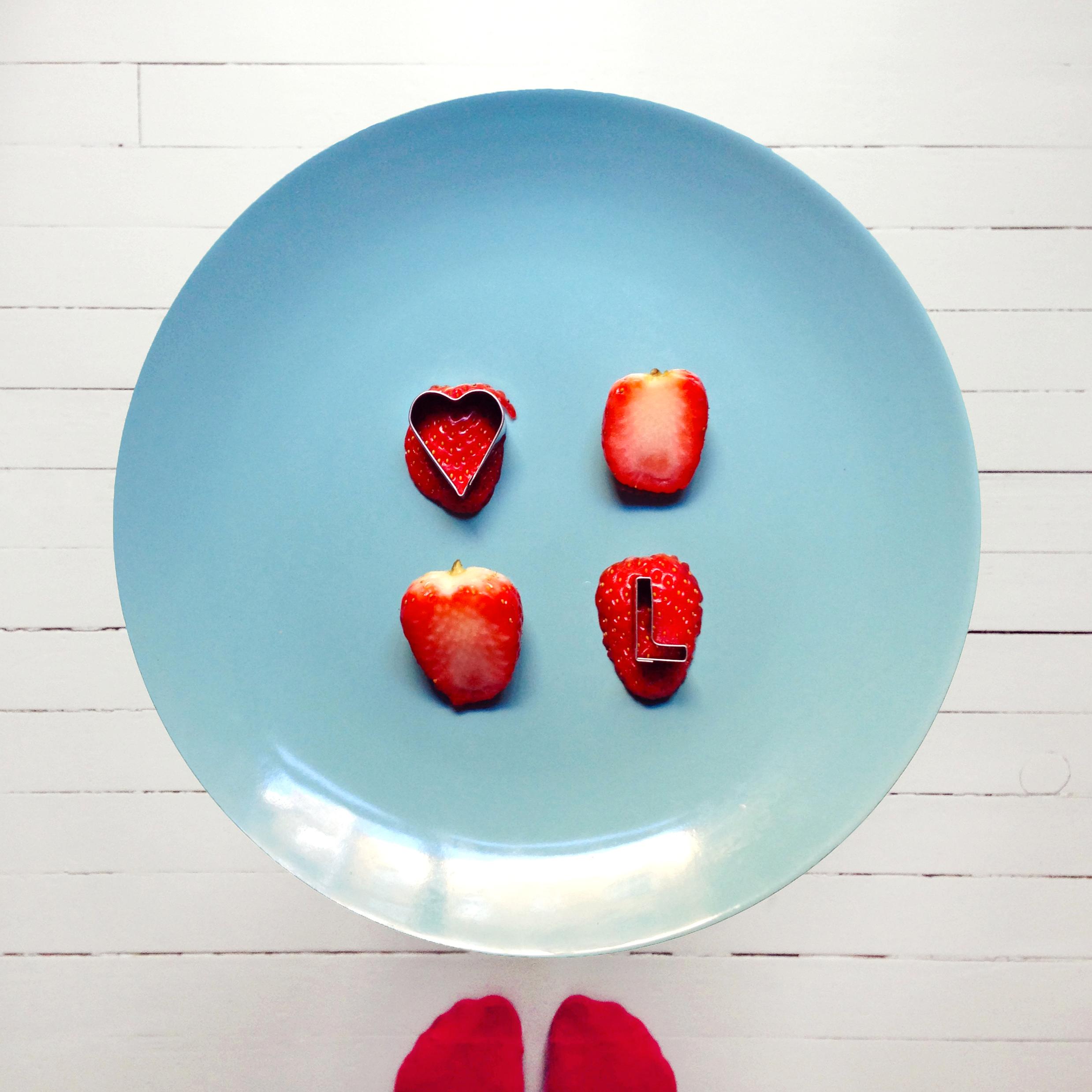 Bruk kjeksutstikkere (eller frihånd) for å kutte ut et hjerte og bokstaver av yttersiden på jordbærene. Hvis du ikke får tak i friske jordbær kan du bruke rød paprika eller jordbærsyltetøy på spruteflaske.