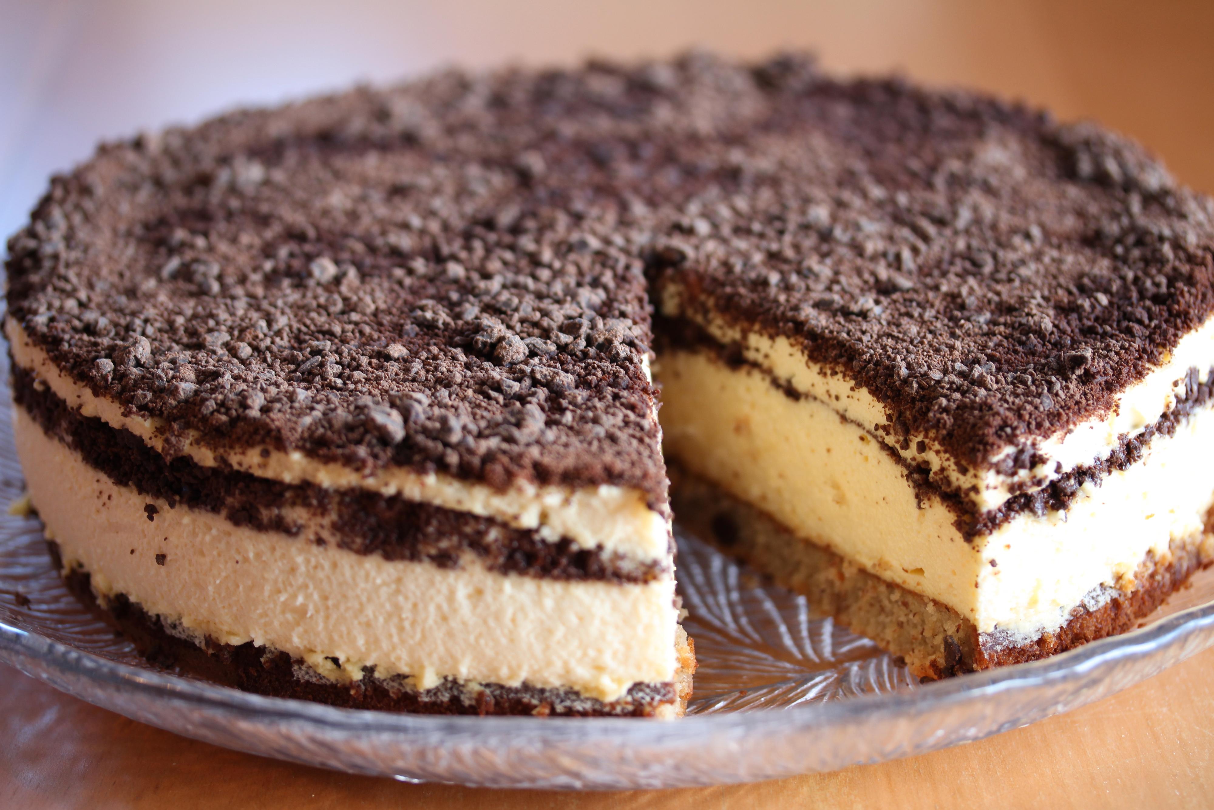 Sett kaken i kjøleskapet til fromasjfyllet har stivnet. Løsne kaken forsiktig fra formen og flytt den over på et kakefat.