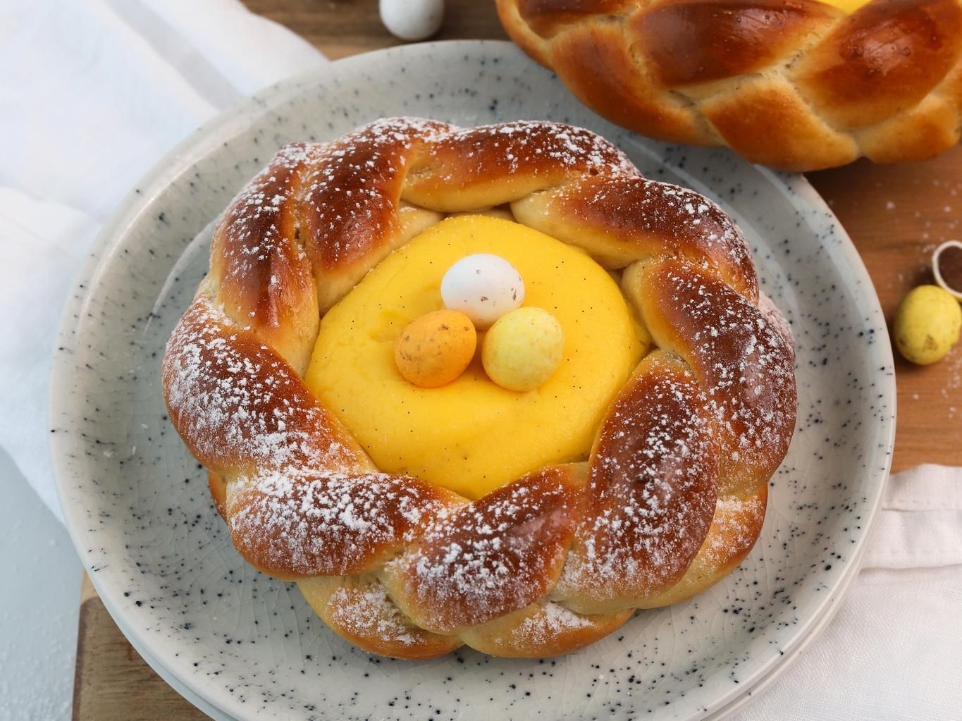 Påskeboller med vaniljekrem-image