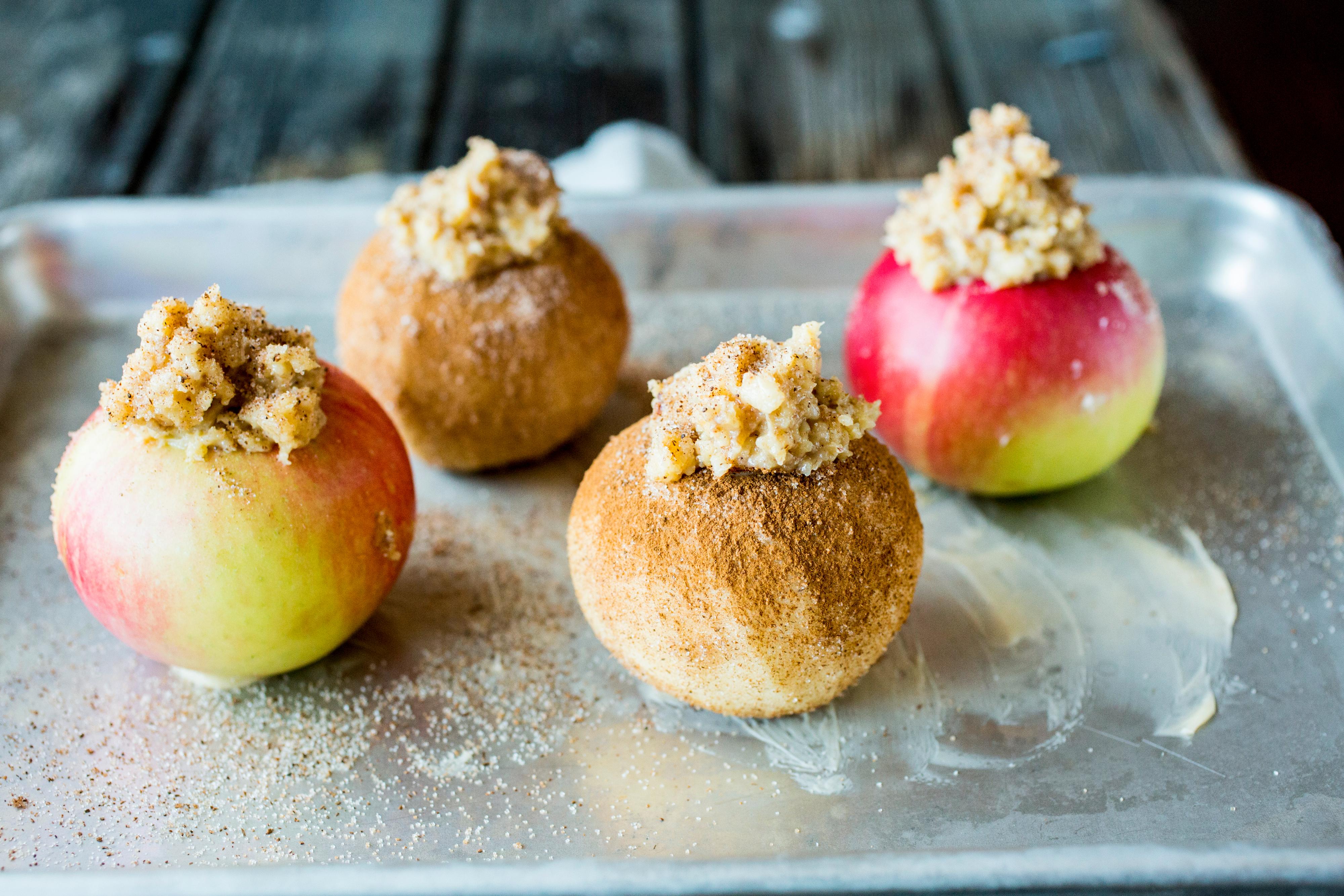 Bak eplene ved 180 grader i ca. 20 minutter. Eplene skal bli helt møre. Test med en kakepinne.