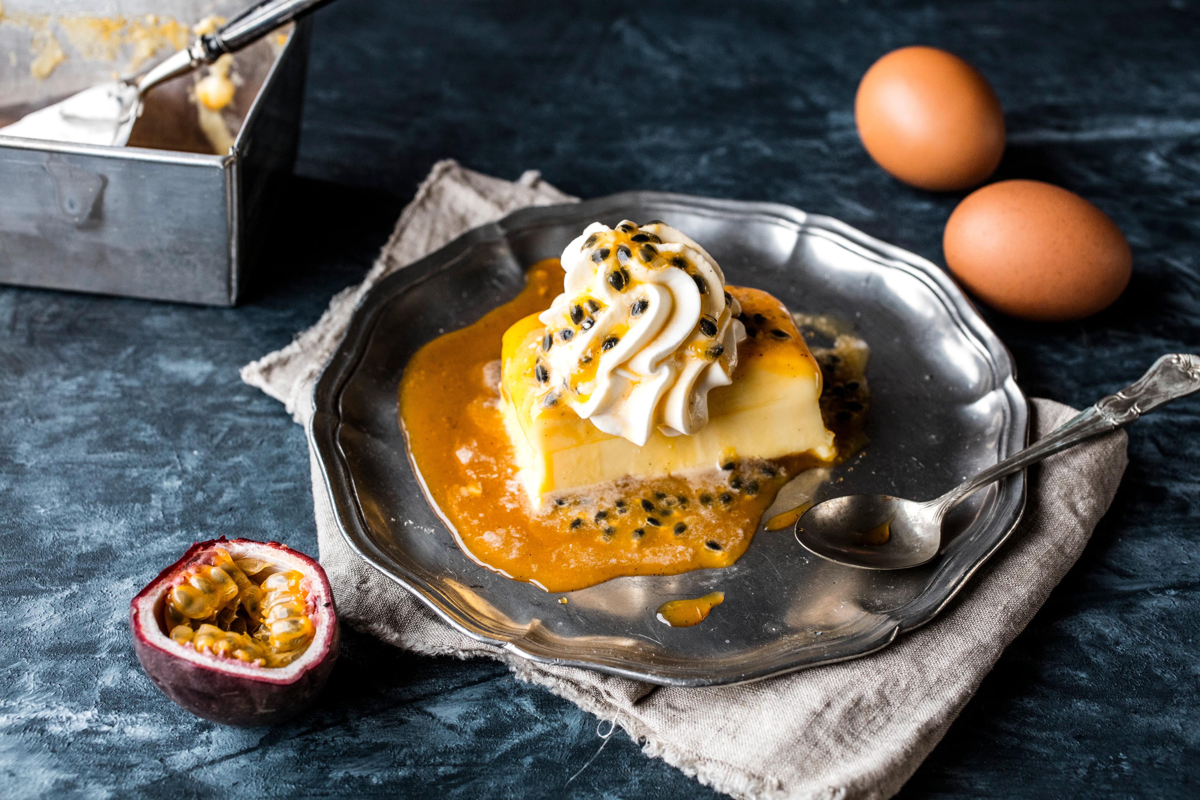 Karamellpudding med pasjonsfruktsaus