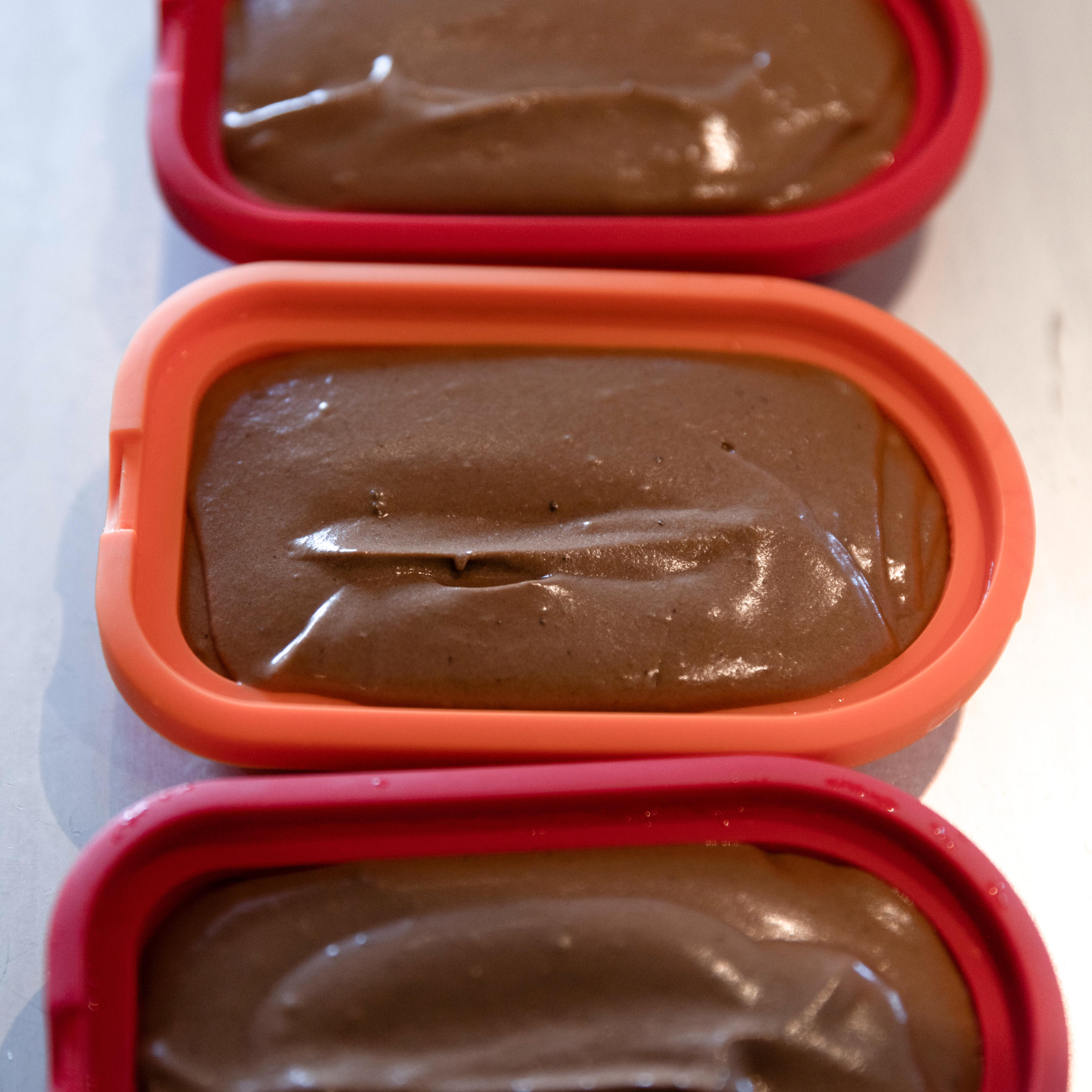 Fyll sjokoladeblandingen over i is-former og sett ispinnene i fryseren. De bør helst få stå natten over.