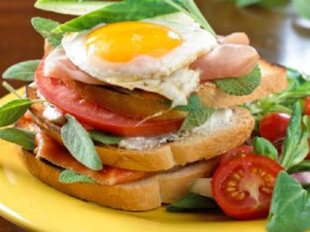 Sandwich med røkelaks, spekeskinke og egg