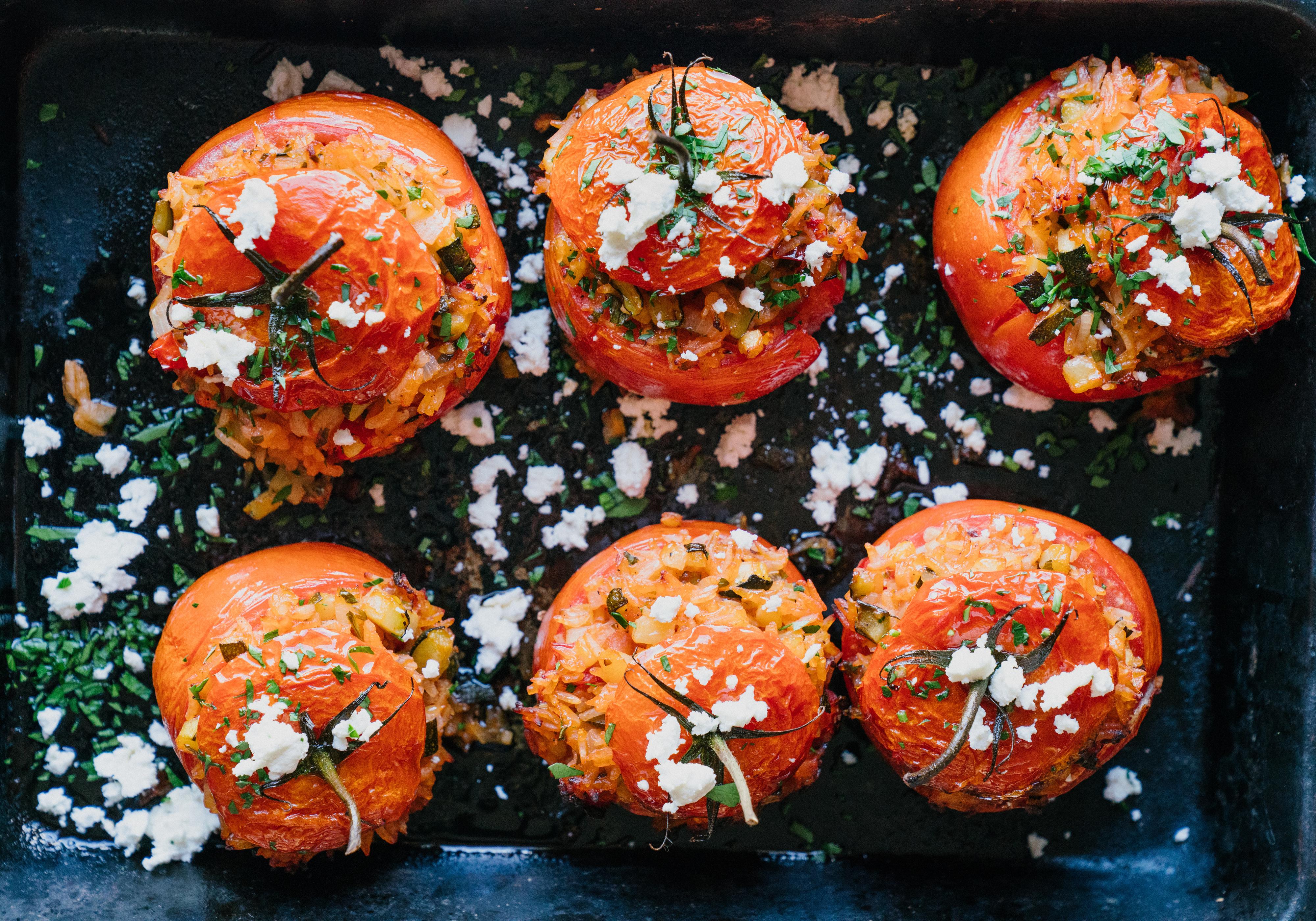 Et fat med seks bakte tomater