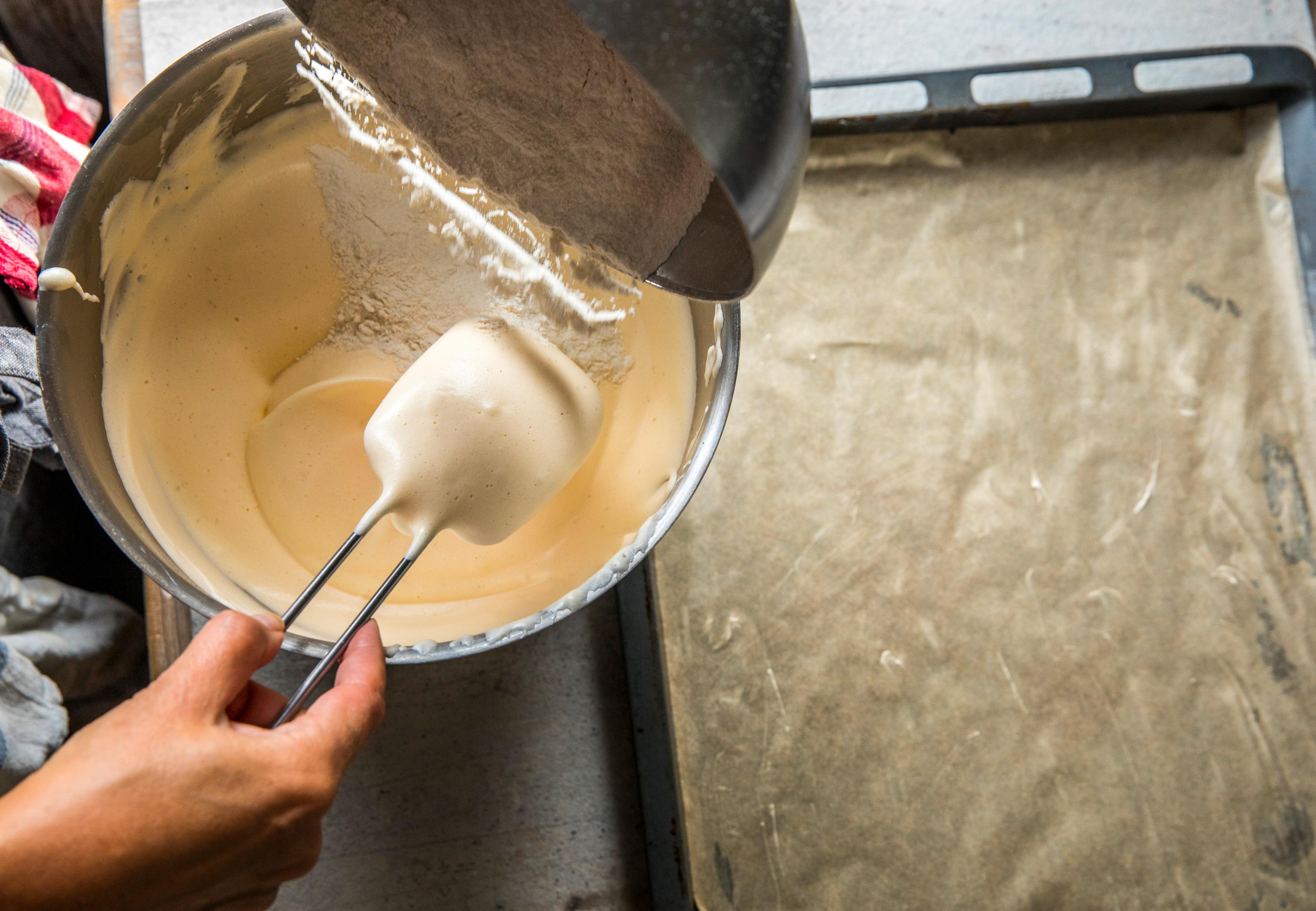 Pisk egg og sukker til luftig eggedosis. Løft forsiktig inn siktet mel blandet med bakepulver og vaniljesukker.