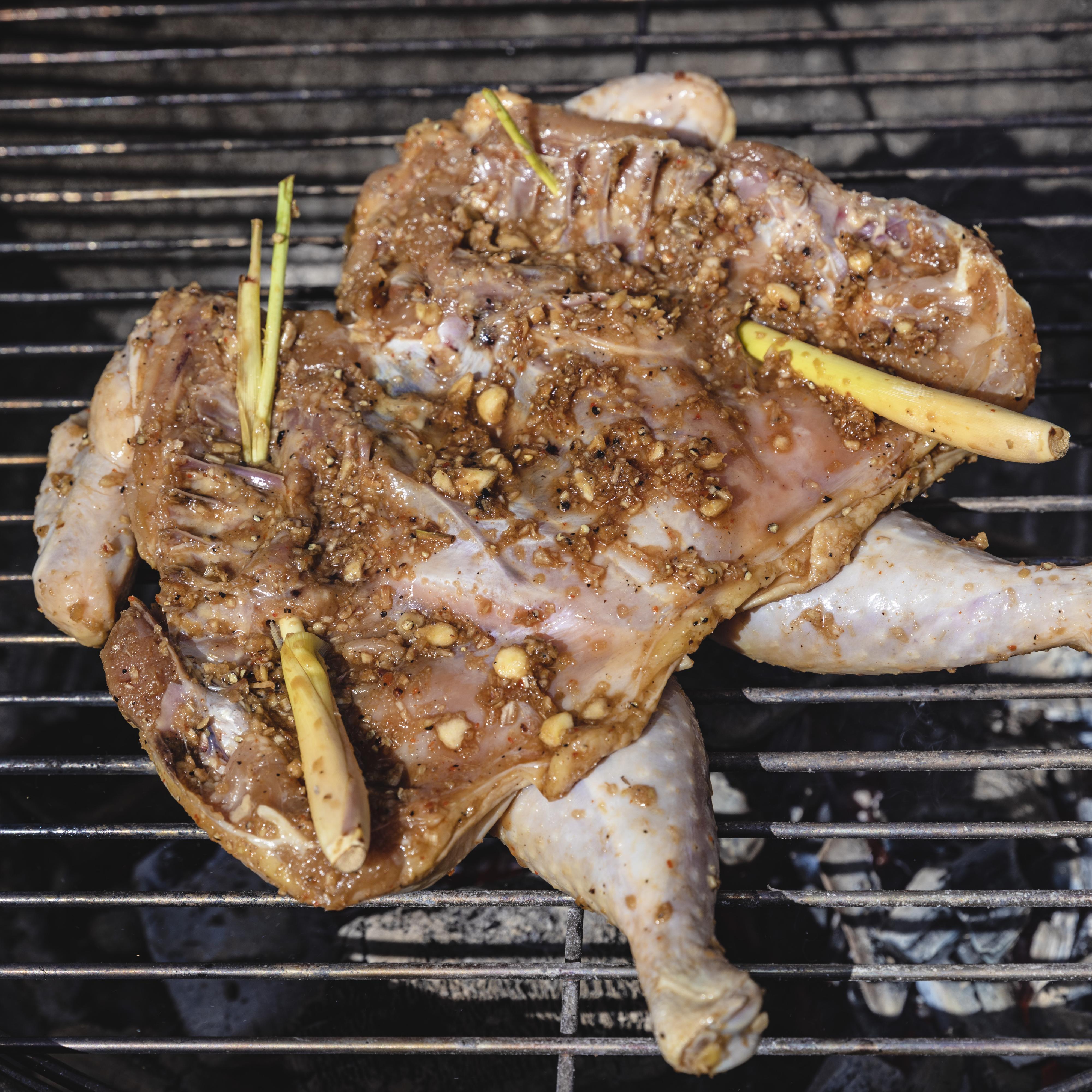 Fyr opp grillen og grill kyllingen over indirekte varme med brystet opp i 45-60 minutter, eller til skinnet er sprøtt og kyllingen er gjennomstekt. La kyllingen få hvile i 10-15 minutter før servering. 