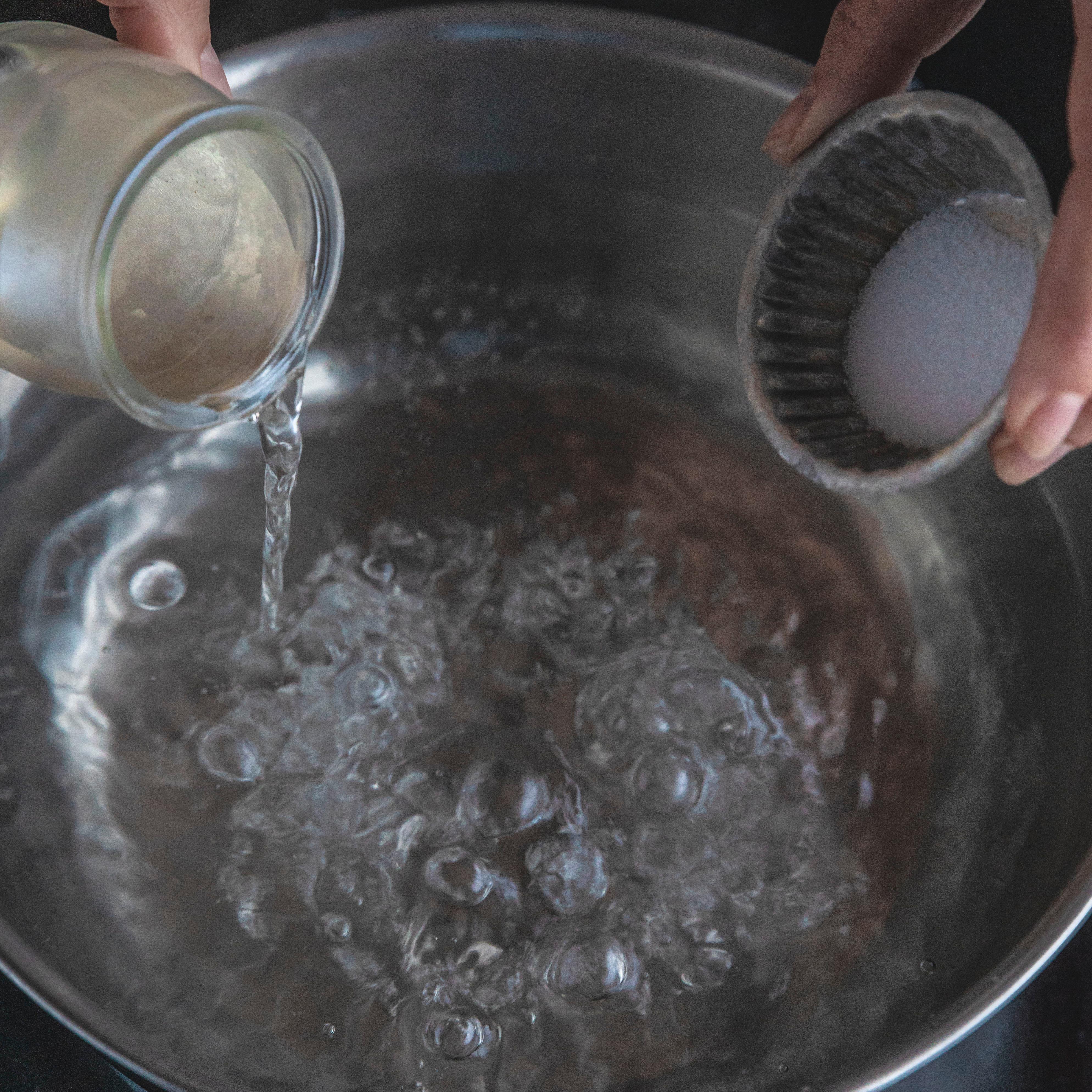 Kok opp vannet i en kasserolle og tilsett eddik og salt. Knekk egget forsiktig en liten kopp.