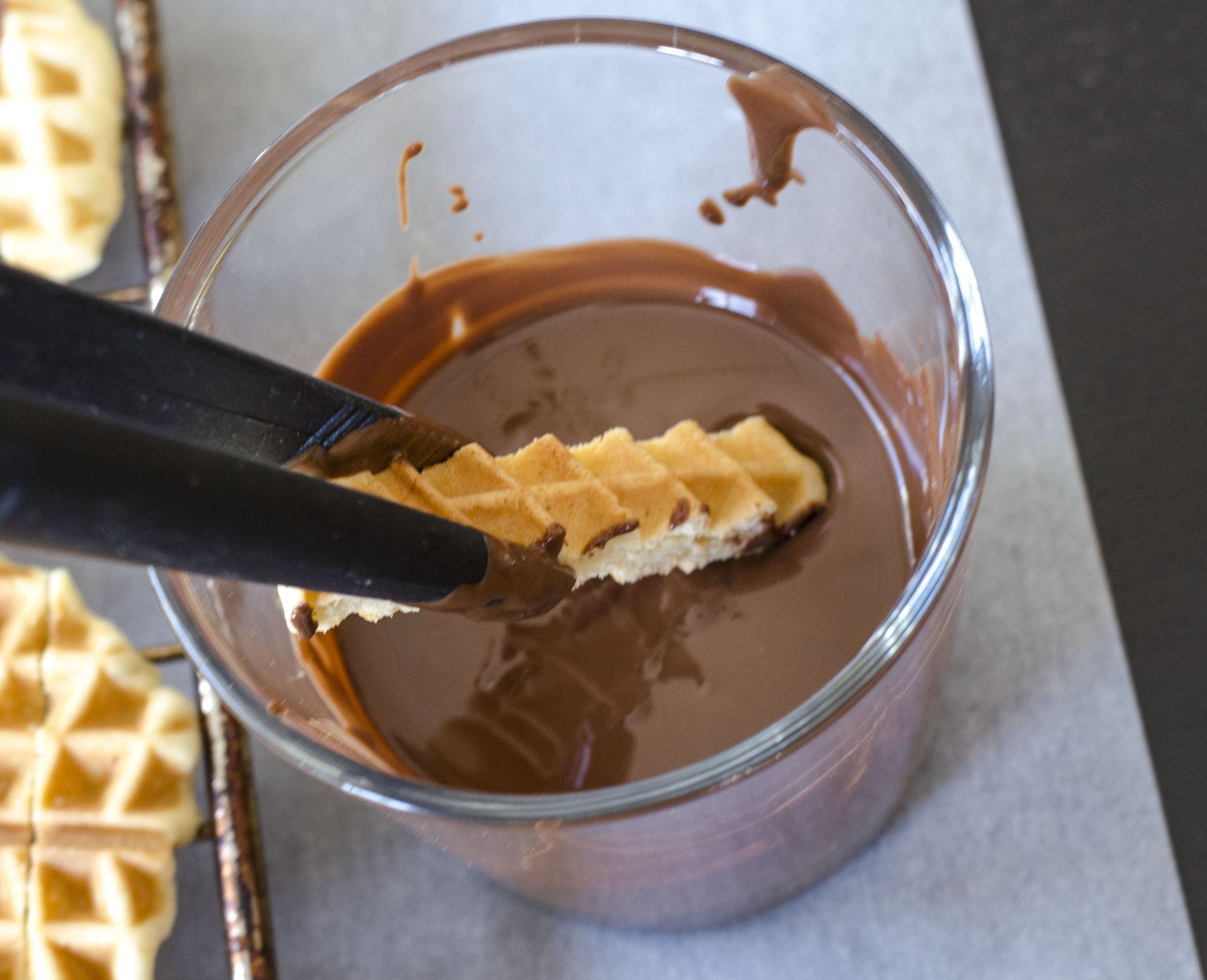Smelt sjokoladen i mikrobølgeovn eller over vannbad og dypp stavene i sjokoladen. La sjokoladen stivne før de nytes.