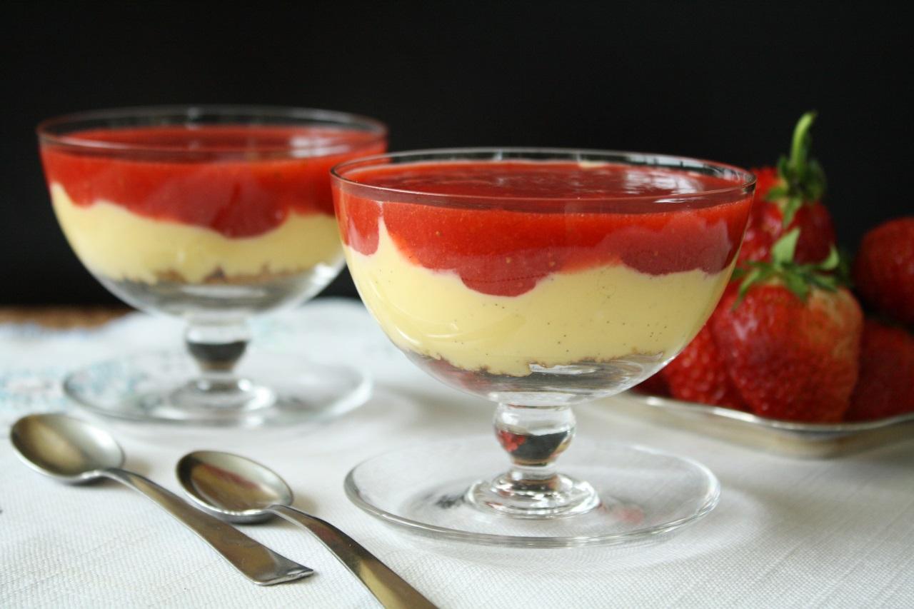 Kremet jordbærdessert i glass