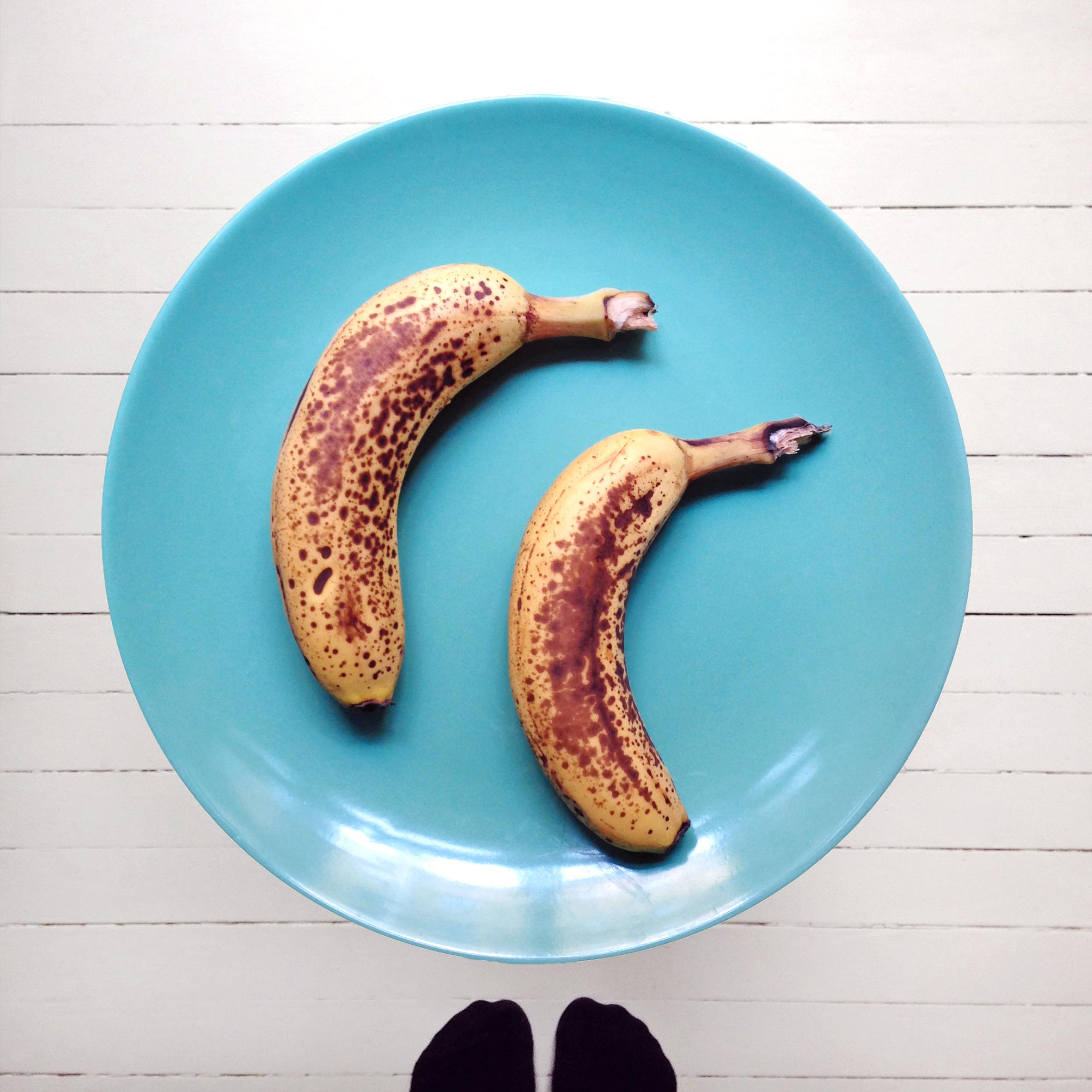 Finn frem frukten du har lyst å bruke, gjerne bananer. Slik de ligger nå ligner de litt på delfiner.