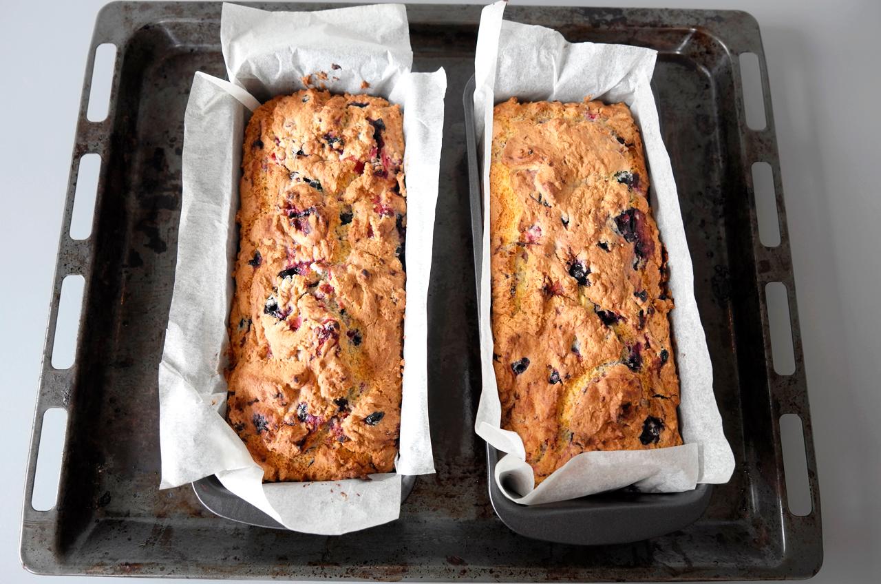 Kle to brødformer på ca. 1 liter med bakepapir. Fordel deigen i de to formene og stek på nederste rille i ovnen på 180 grader varmluft i 30 minutter. Et tips er å sette inn et tomt bakebrett rett over kakene så blir de ikke for godt stekt.