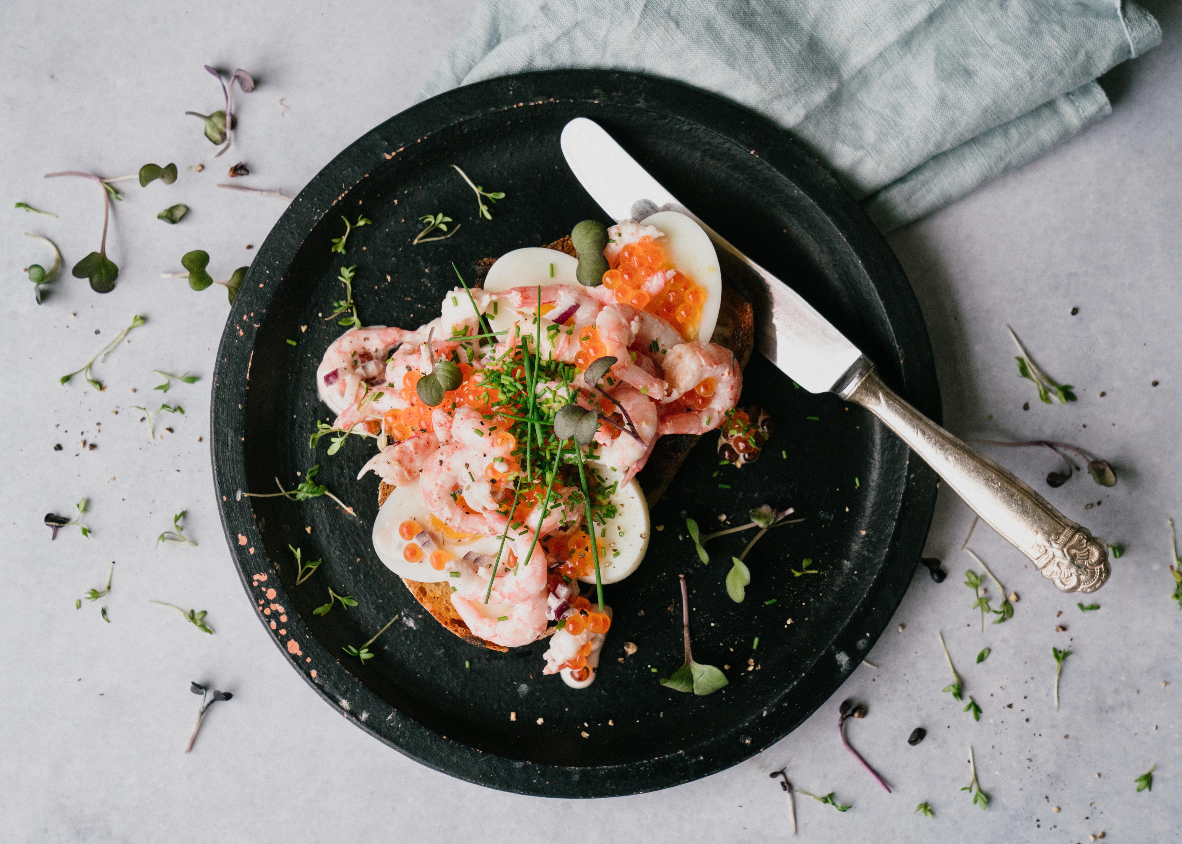 Lunsjsmørbrød med egg og rekerøre