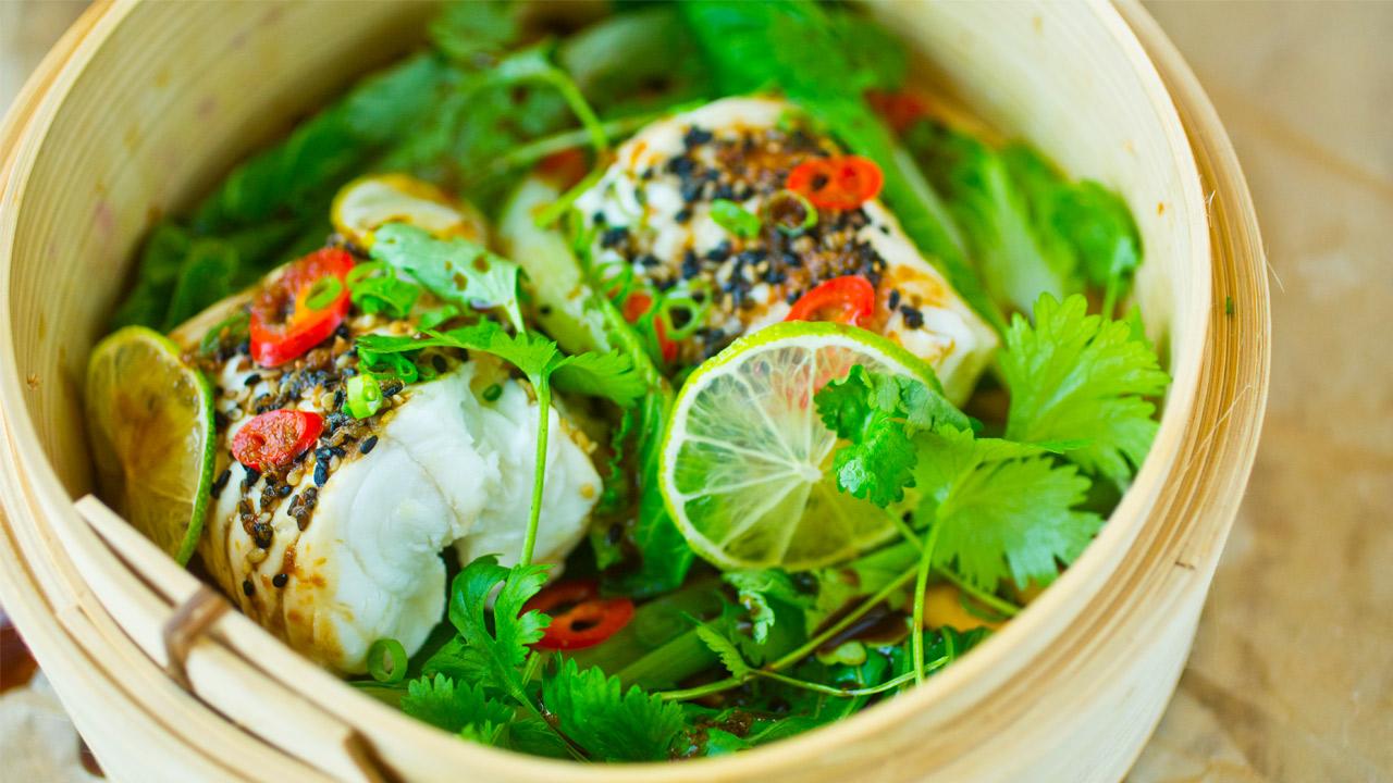 Asiatisk-inspirert dampet torsk med avokado- og mangosalat