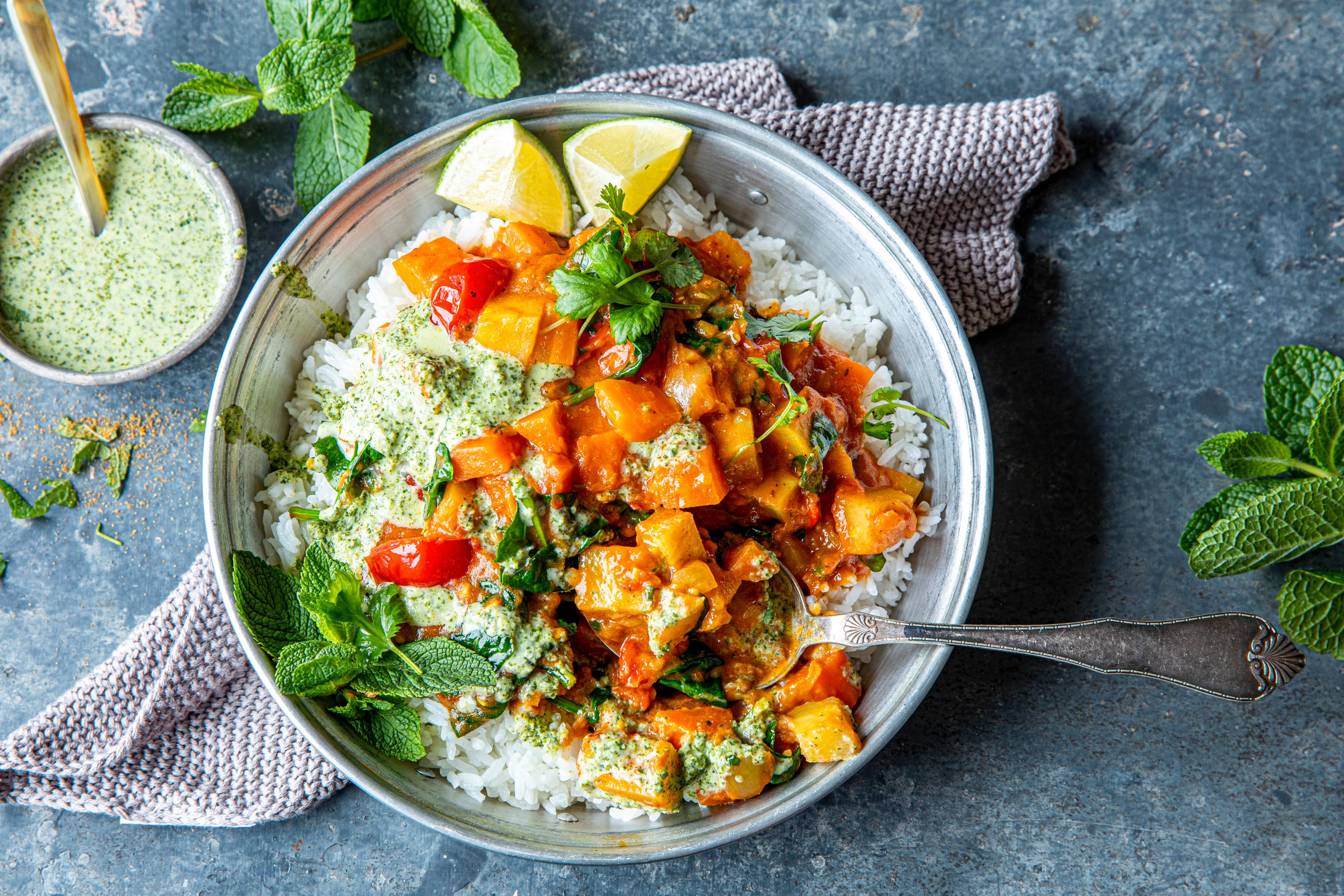 Curry med rotgrønnsaker og koriander- og myntesaus