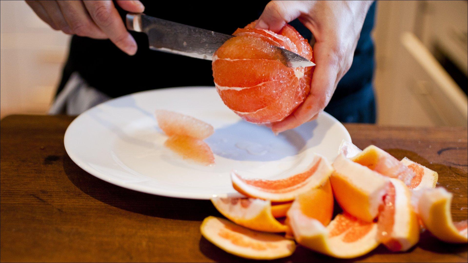 Skjær av skallet på grapefrukten og skjær ut hinnefrie «fileter». Rens og del avokadoen i pene skiver. Skjær hummerhalene i tynne skiver.