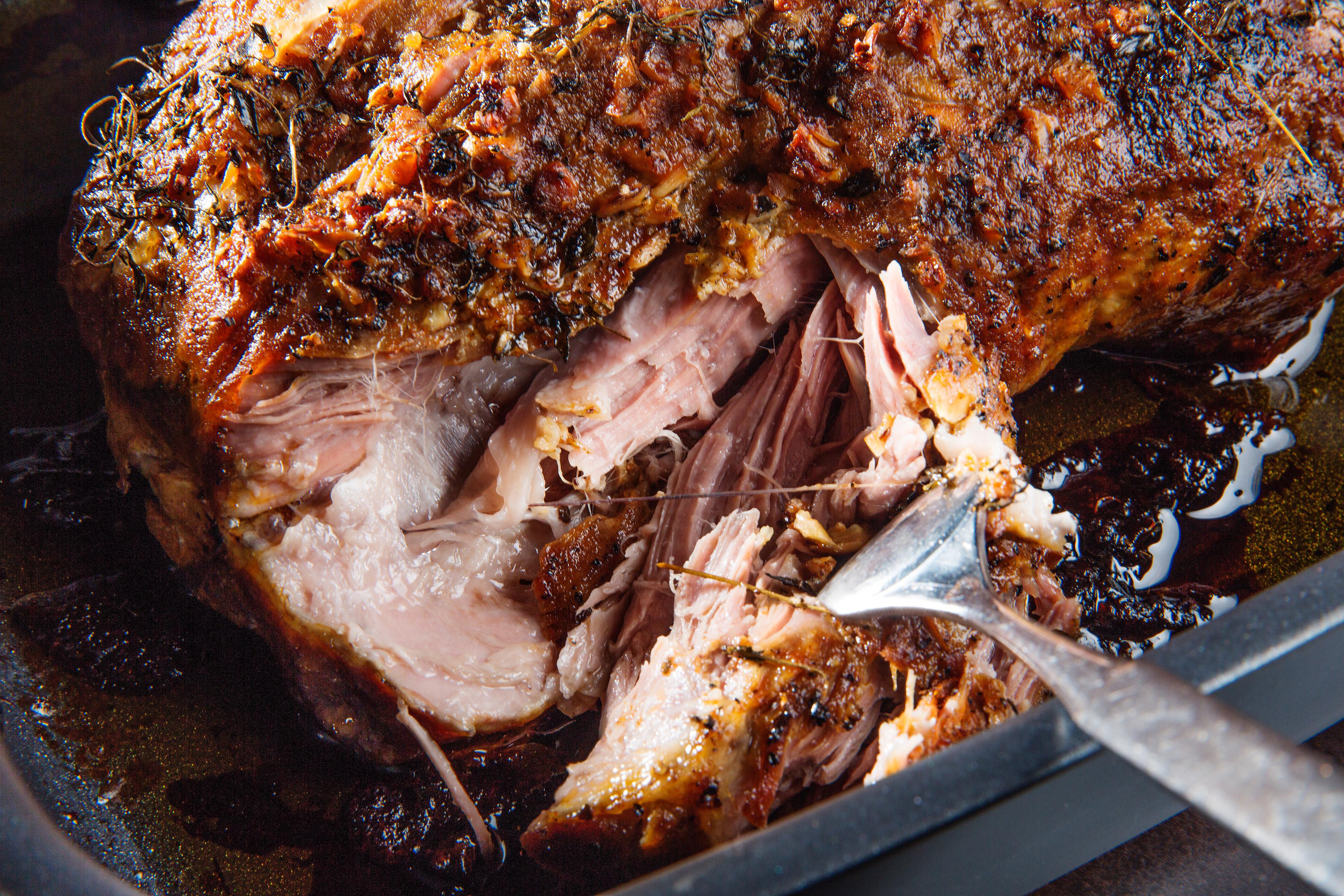La kjøttet avkjøles litt før det rives i stykker er klart til å fylles i pitabrødene.