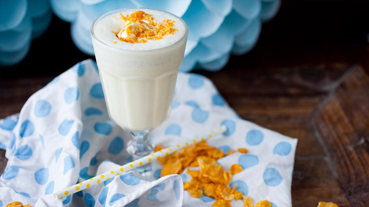 Cornflakes-milkeshake i glass med stett