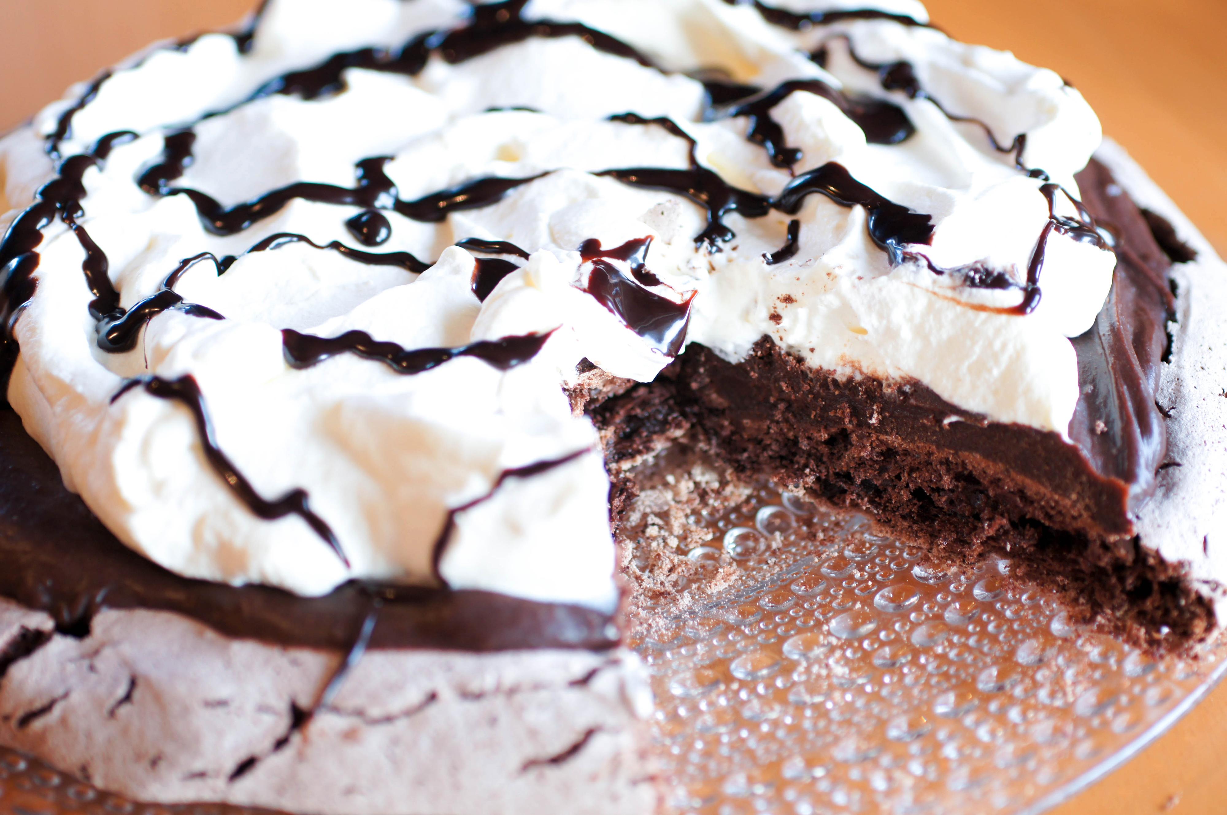 Pisk kremfløte til luftig, hvit krem. Fordel kremen på toppen av kaken. Pynt kaken ved å ringle over sjokoladesaus.