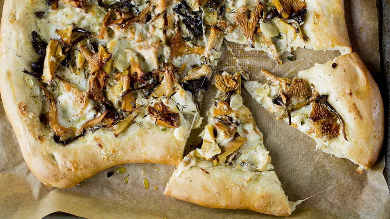 Enkel hvit pizza med sopp og mozzarella