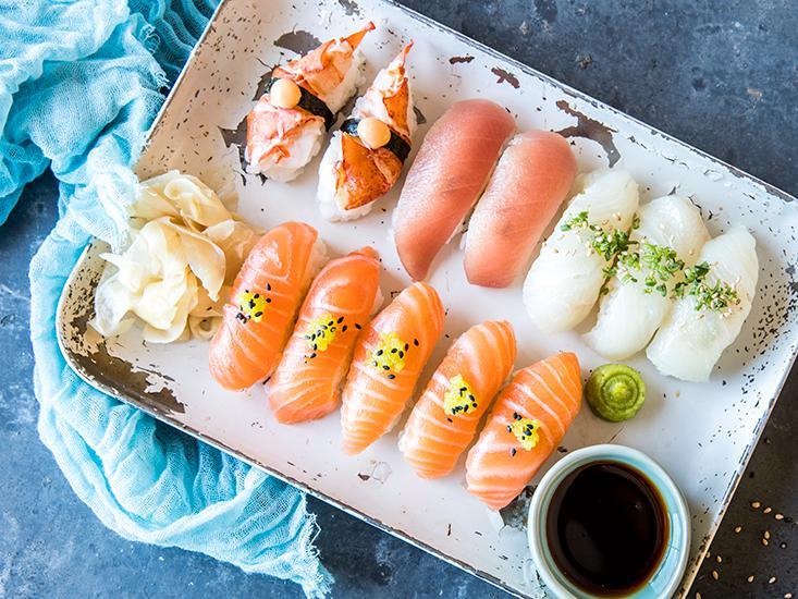Her er nigiri sushi-en laget med laks, tunfisk, kveite og hummer.