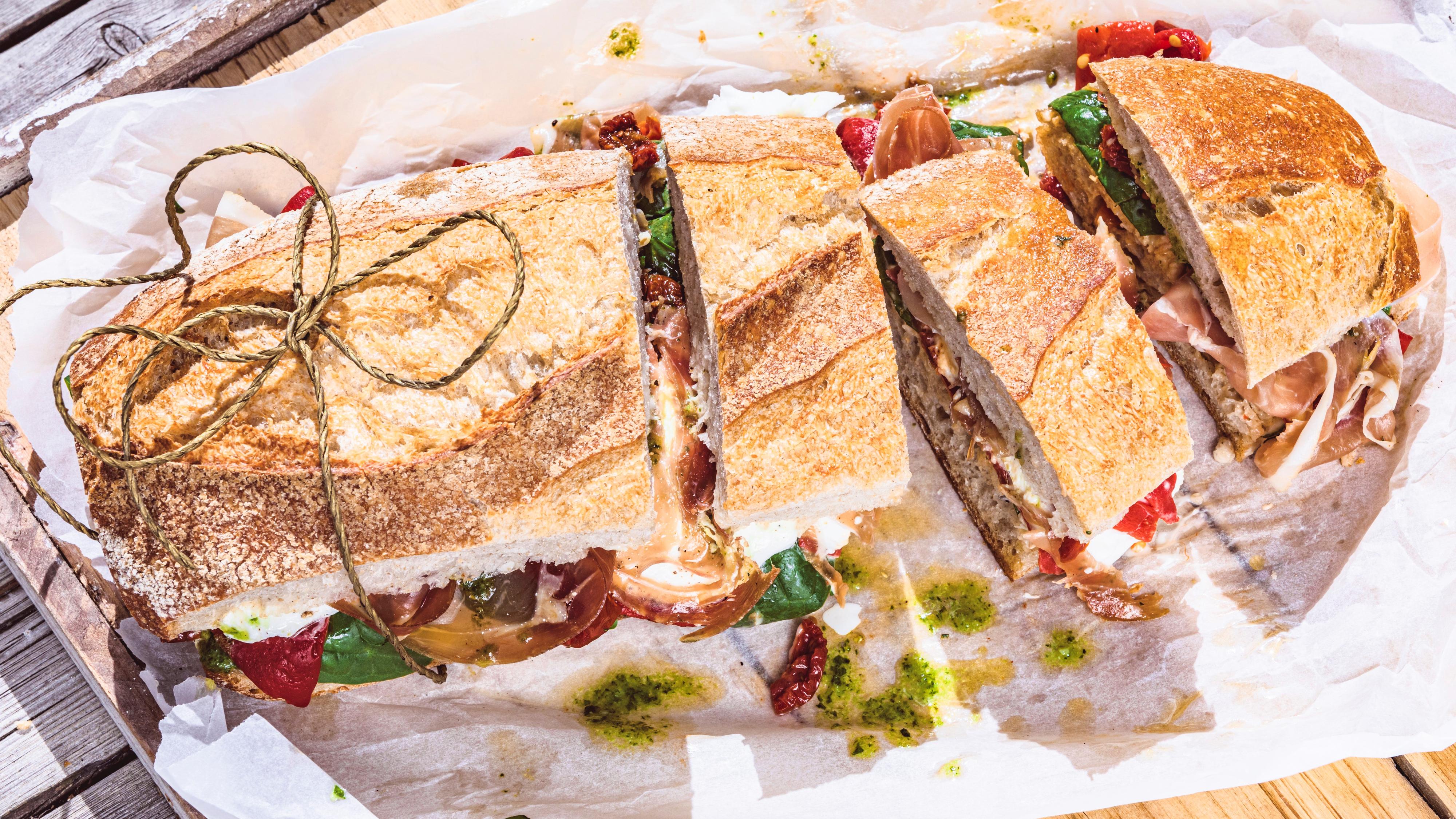 Piknik-sandwich med spekeskinke og mozzarella