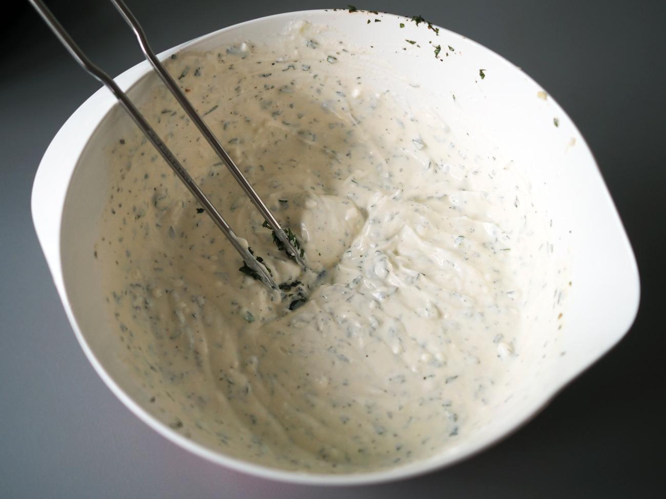 Lag en enkel raita ved å røre sammen yoghurt med finhakket mynte, olivenolje, salt og pepper.