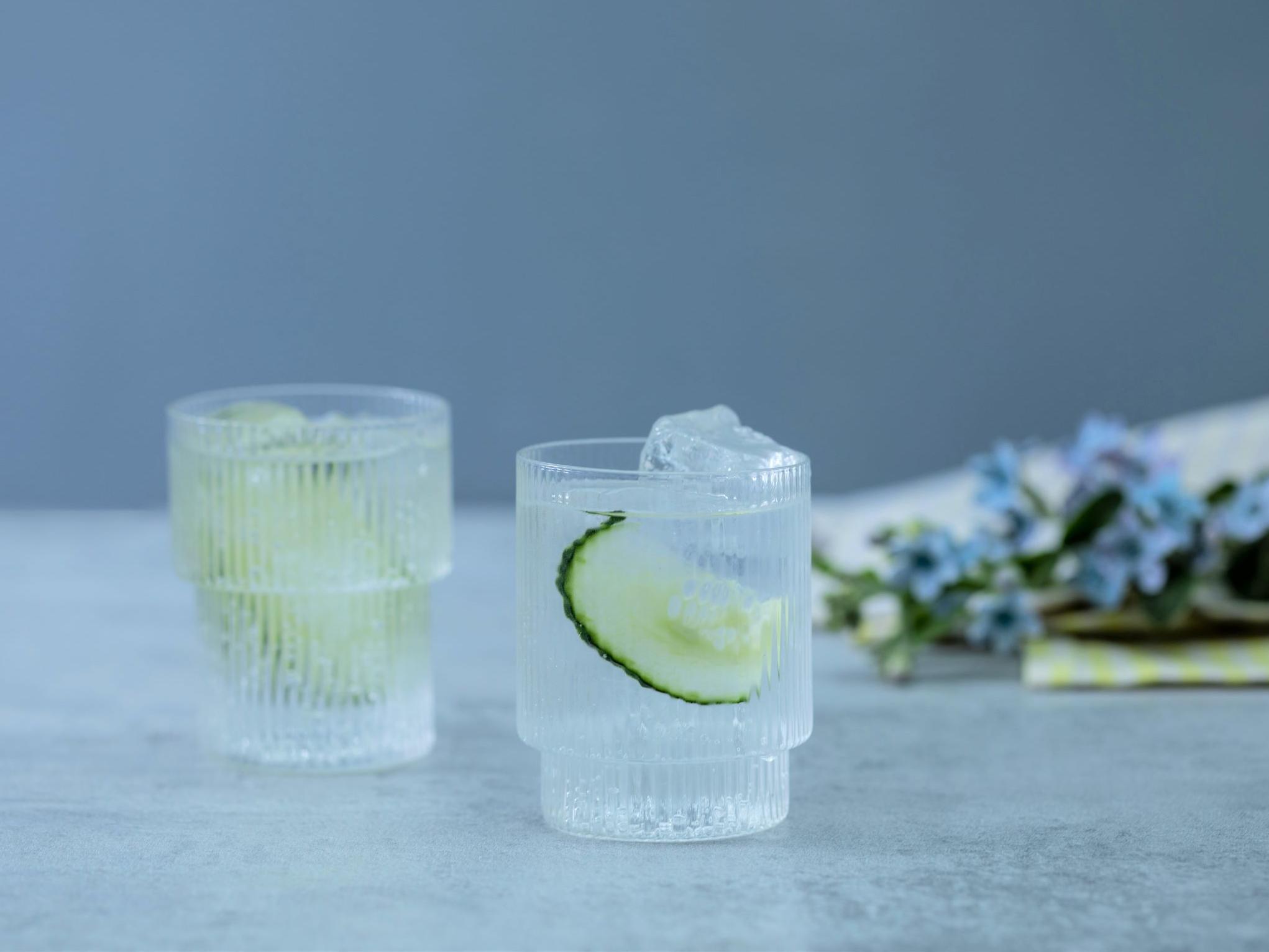 Gin tonic med is og agurk i lave, gjennomsiktige drinkglass
