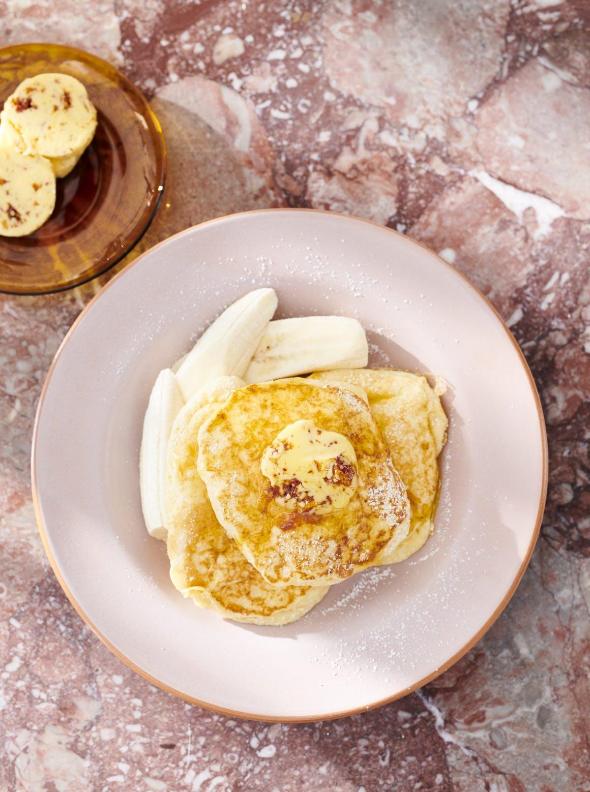 Ricotta-pannekaker med banan og honeycomb-smør