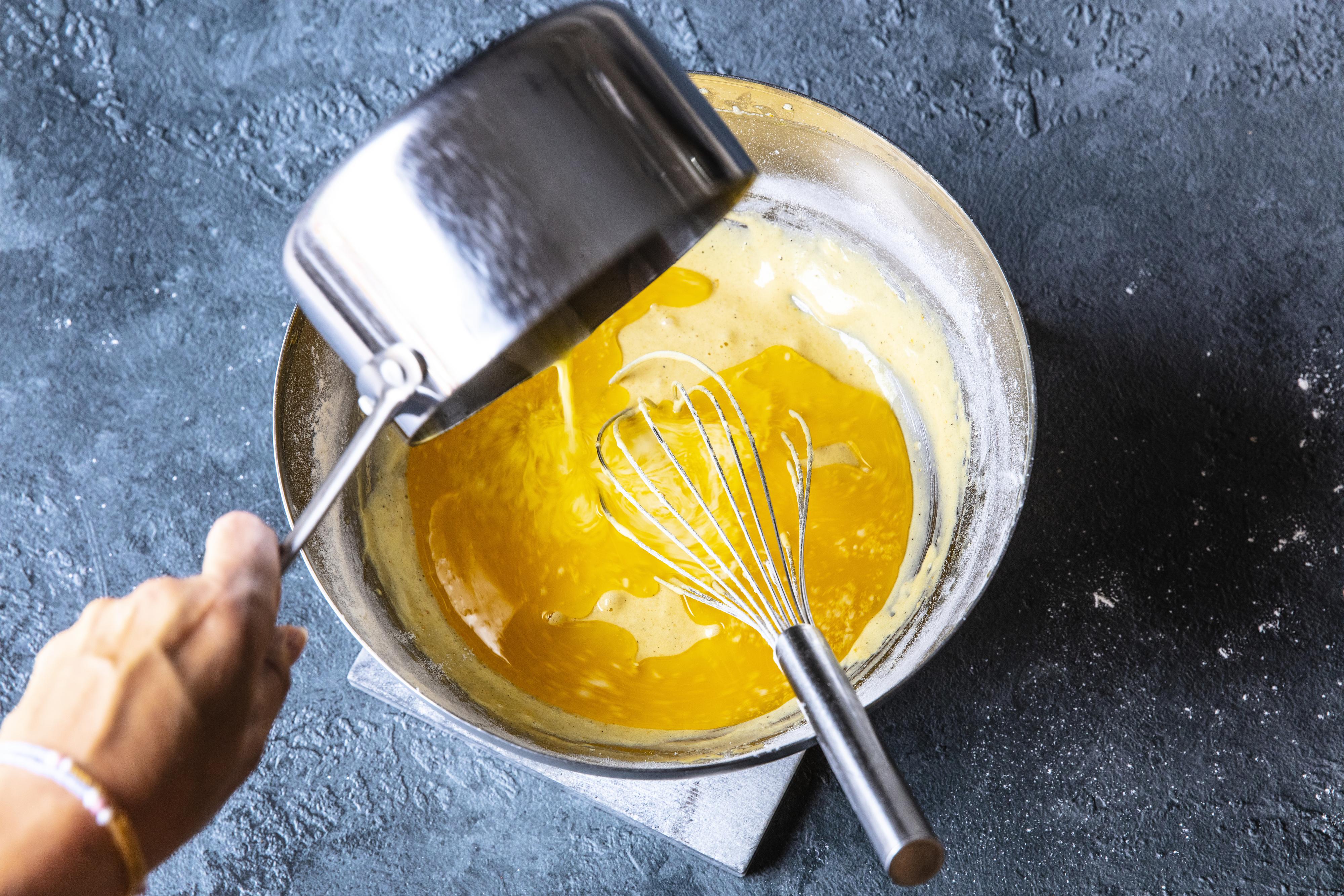 Rør det tørre raskt sammen med eggene, tilsett smør og bland alt sammen til en glatt og jevn røre.