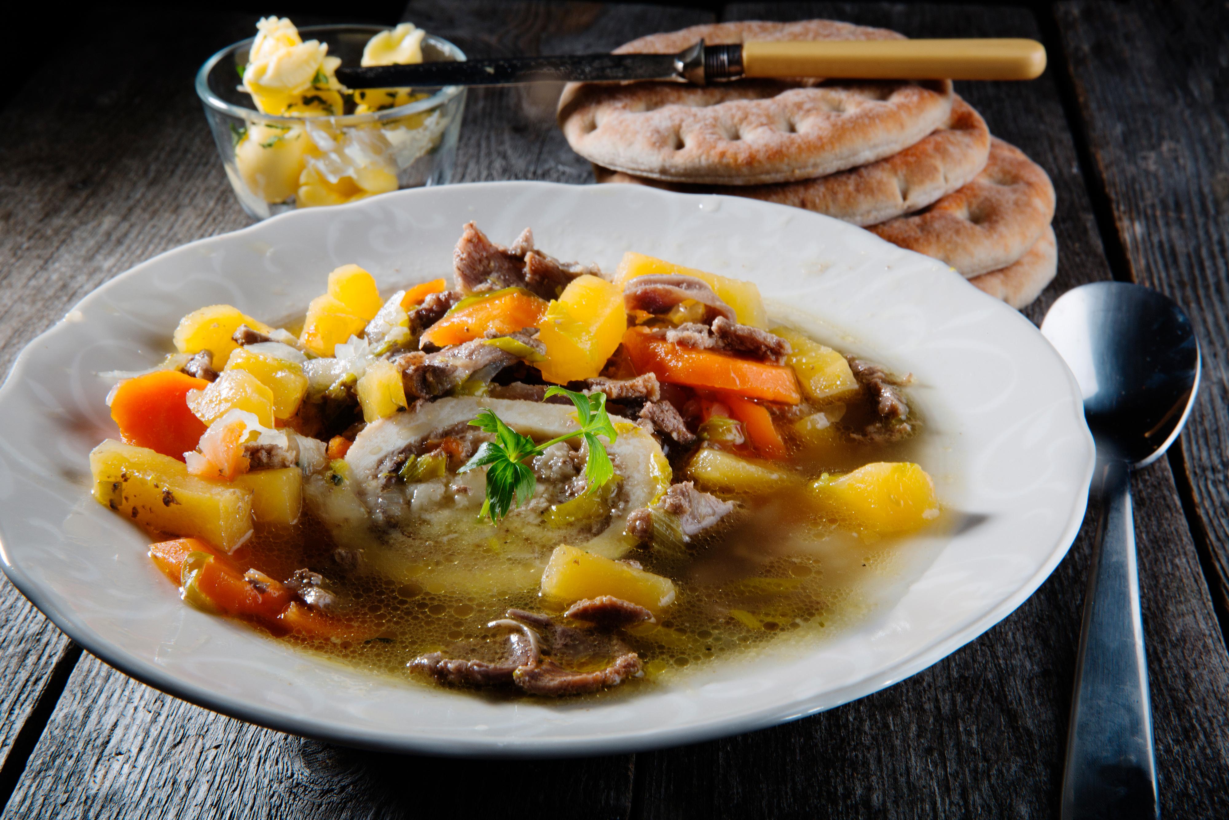 Kok videre til grønnsakene er møre. Smak til med salt og pepper. Polarbrød eller flatbrød smaker godt til suppen.