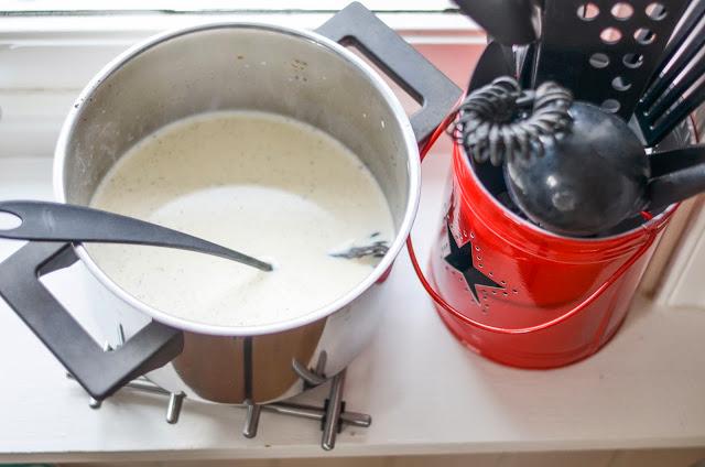 Varm opp fløte, melk og vaniljestang pluss frø i en kjele til blandingen når kokepunktet.