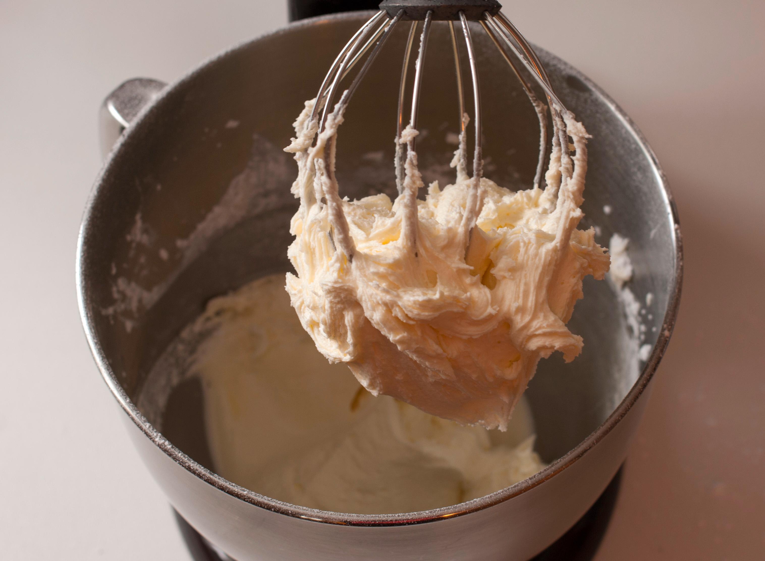 Visp sammen smør, kondensert melk, salt og vaniljesukker til en luftig krem. Tilsett melis, litt om gangen, til kremen får en fast konsistens.