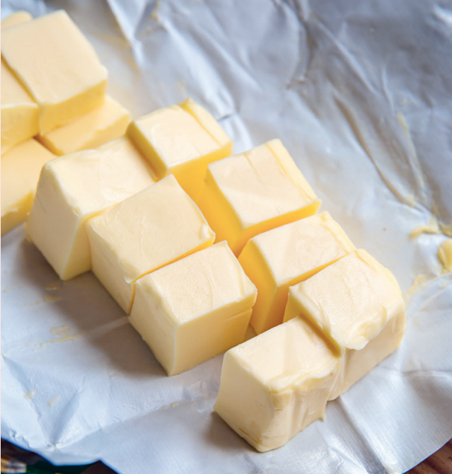 Del gjerne smøret i mindre biter. Det går også fint å slenge en stor bit også, men har du  ikke laget brunt smør før er det enklere å kontrollere bruningen når smøret er i mindre biter.