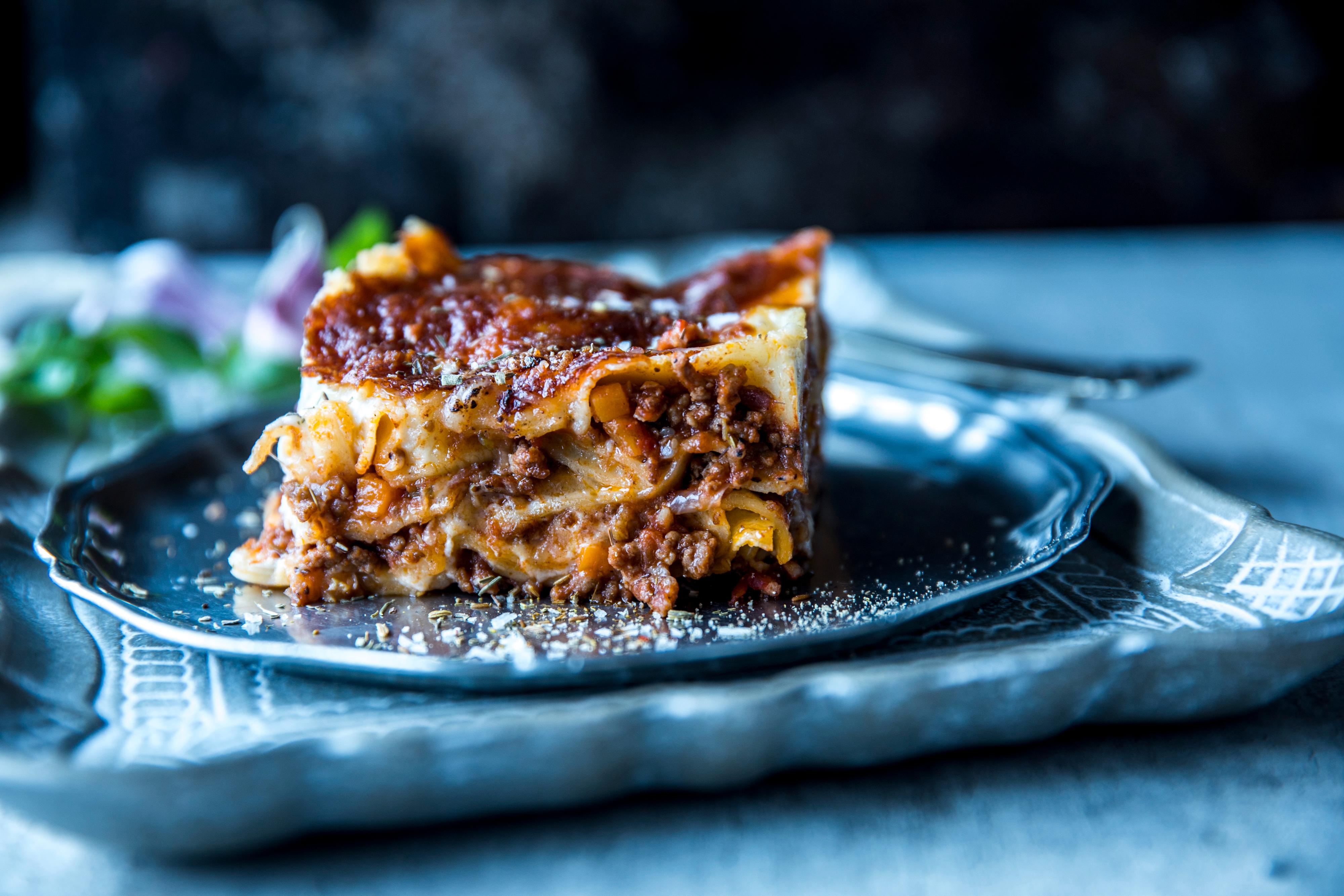 Lasagne på blå tallerken