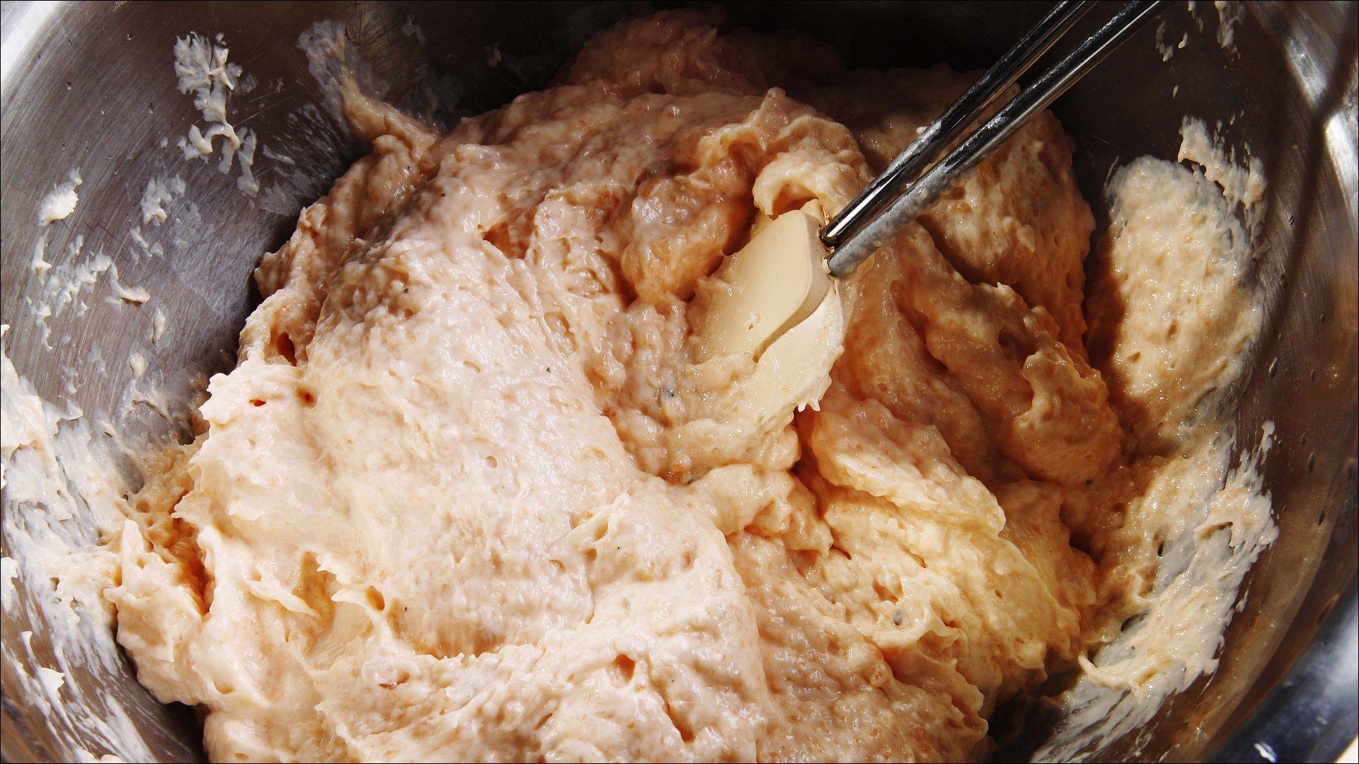 Del opp laksefileten i terninger, kjør disse i foodprocessor, sammen med salt og pepper, til en glatt farse.
Ha i eggene og kjør til disse er godt blandet i farsen. Spe videre med fløte, til du har en glatt og smidig farse.
Rens kongekrabbeklørne, bruk gjerne en saks og klipp på langs. Dra ut krabbekjøttet og legg til side.