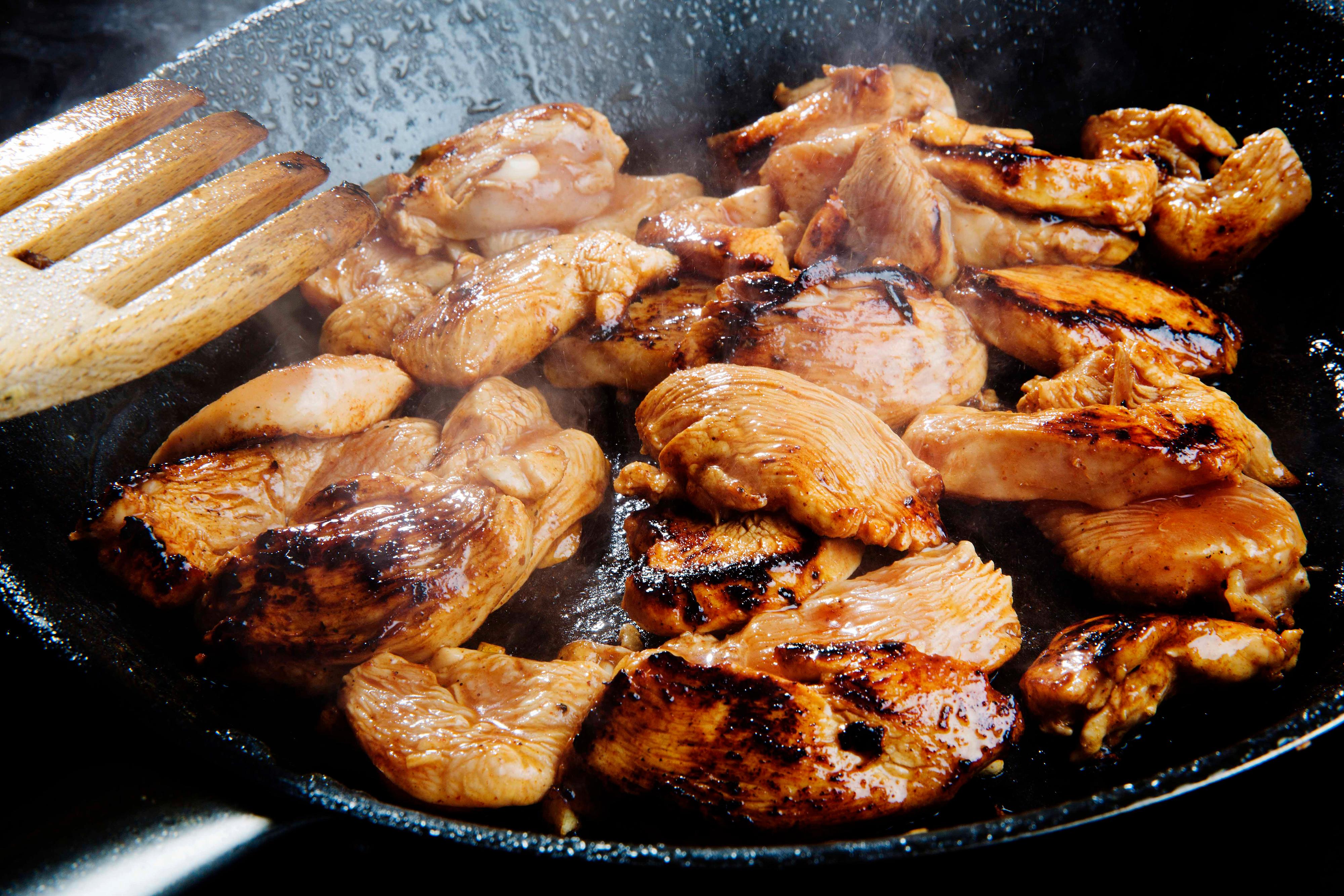 Fjern kyllingstykkene fra marinaden. Stek kyllingen raskt på sterk varme. 