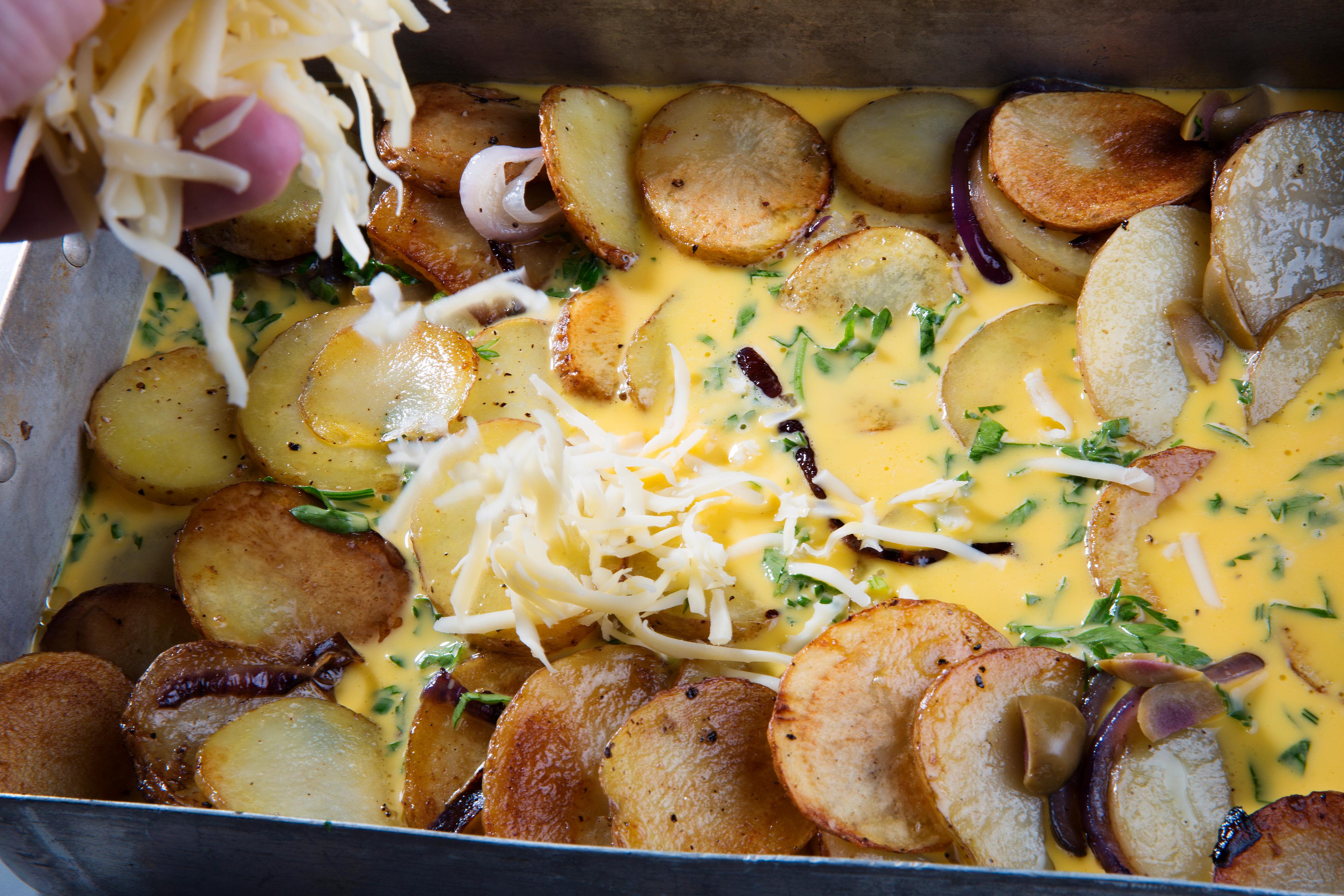Tøm blandingen over potetene og osten på toppen. Stek omeletten på 200 grader i ca. 20 minutter.