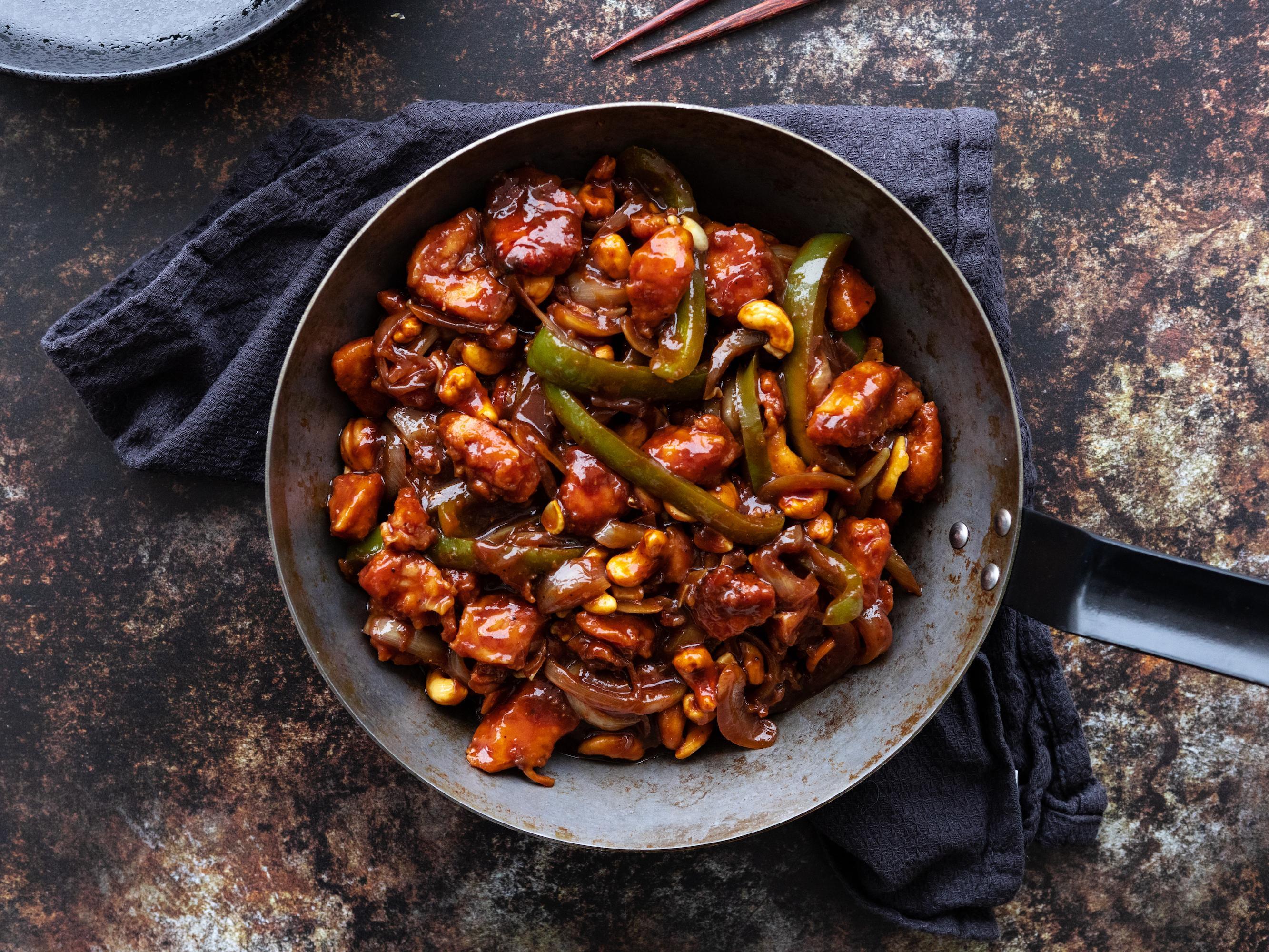 Kyllingwok med cashewnøtter og grønnsaker i mørk saus