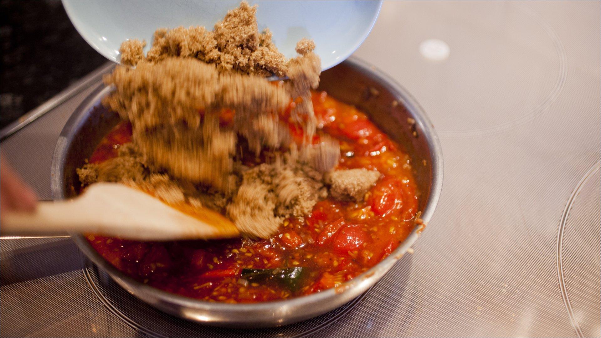 Tilsett tomatpure og tomater. Fres videre til tomatene begynner å gå i oppløsning. Tilsett sukker og 1 dl vann. La blandingen småkoke over middels varme i ca 20 minutter til blandingen tykner. Smak til med limesaft og en klype salt. Avkjøl.