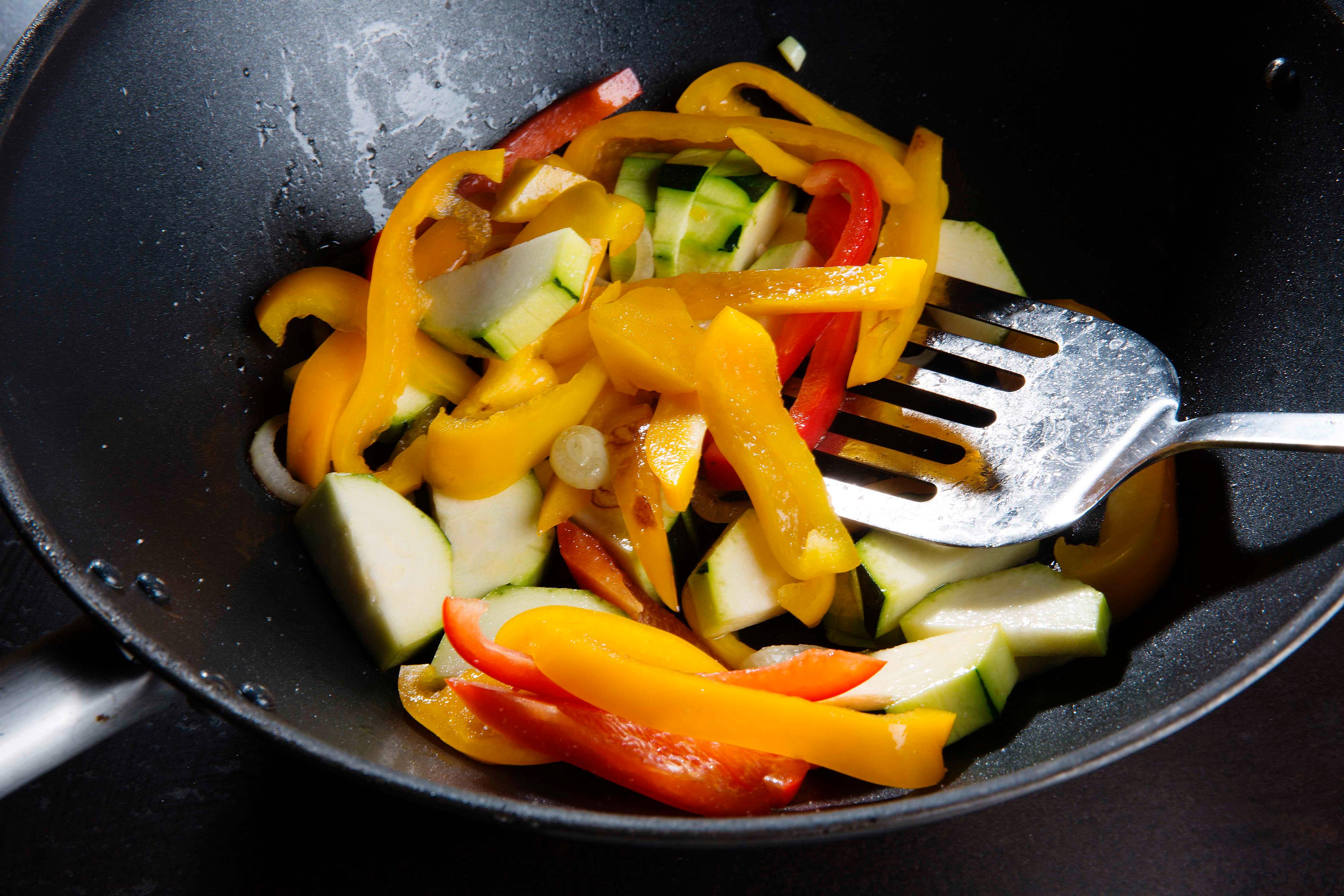 Fres rødløk, paprika og sqaushbiter rask i wokkpanne og avkjøl.