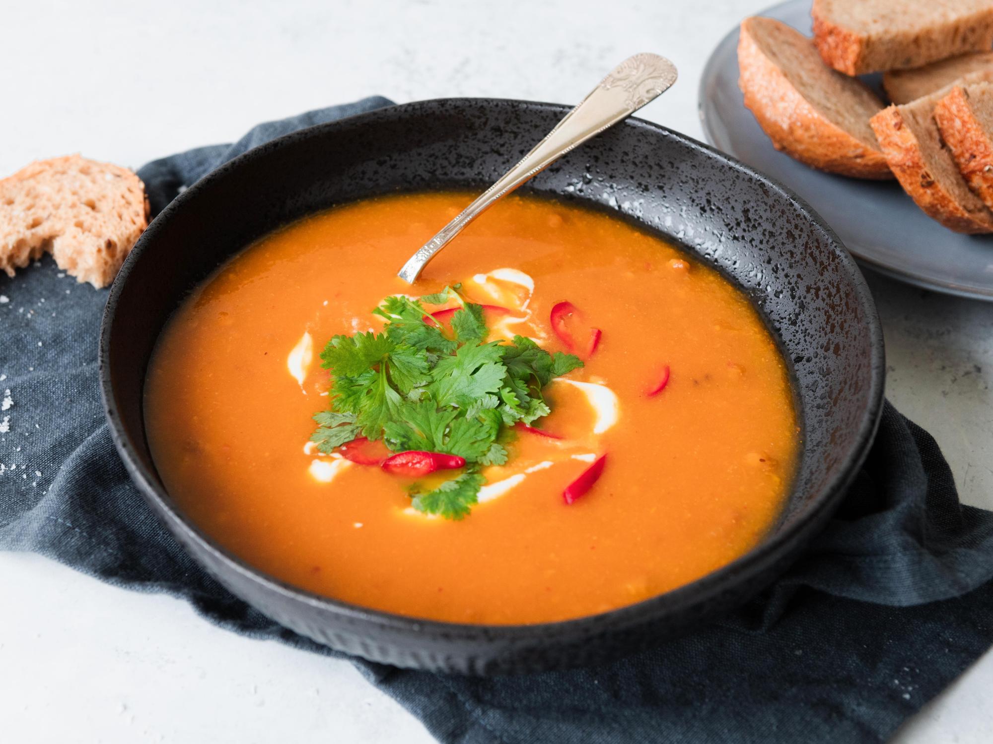 Gulrotsuppe med røde linser - Mettende og enkel suppe-image