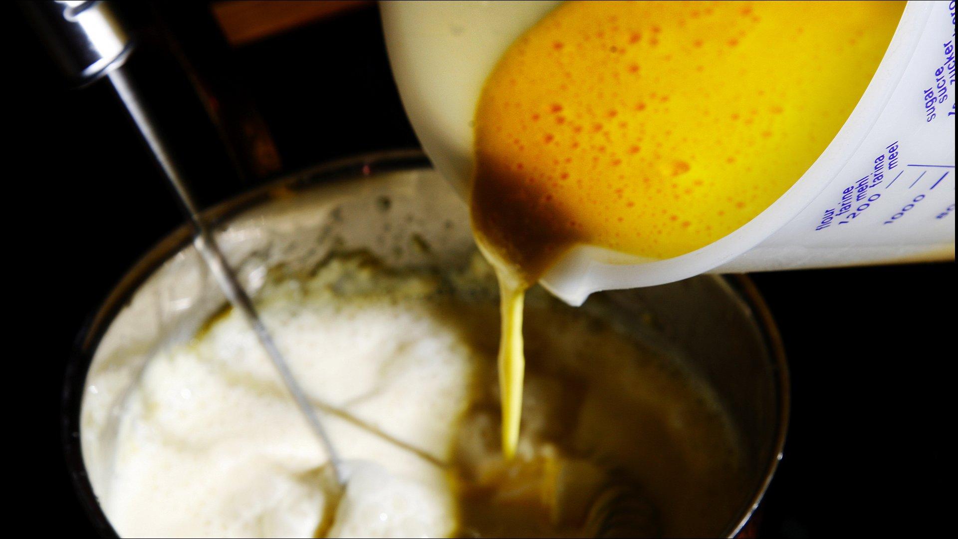 Pisk eggeplommene sammen med sukkeret til en tykk eggedosis. Visp kraftig i kjelen mens eggedosisen blandes i den varme fløten. Det er viktig at massen ikke koker, men varmes opp mot kokepunktet. Visp kraftig til kremsausen har fått en tykk konsistens, og til den dekker baksiden på en spiseskje.