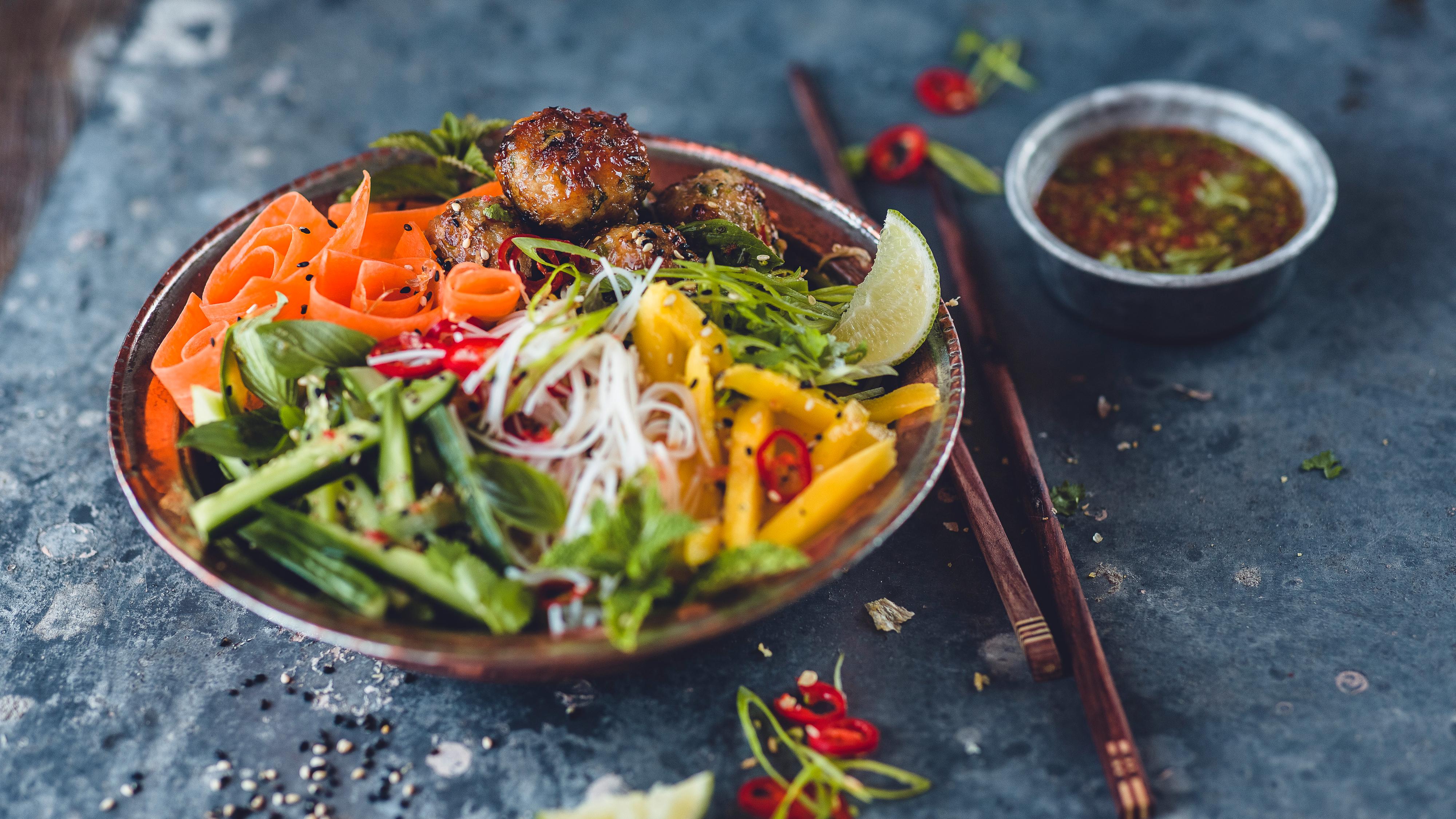 Nudelsalat med «vietnamesiske» kjøttboller og chili- og limedressing