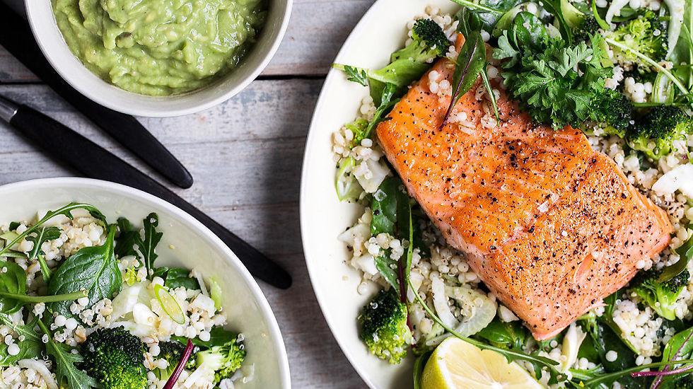 Ørret med avokadosaus og byggrynsalat