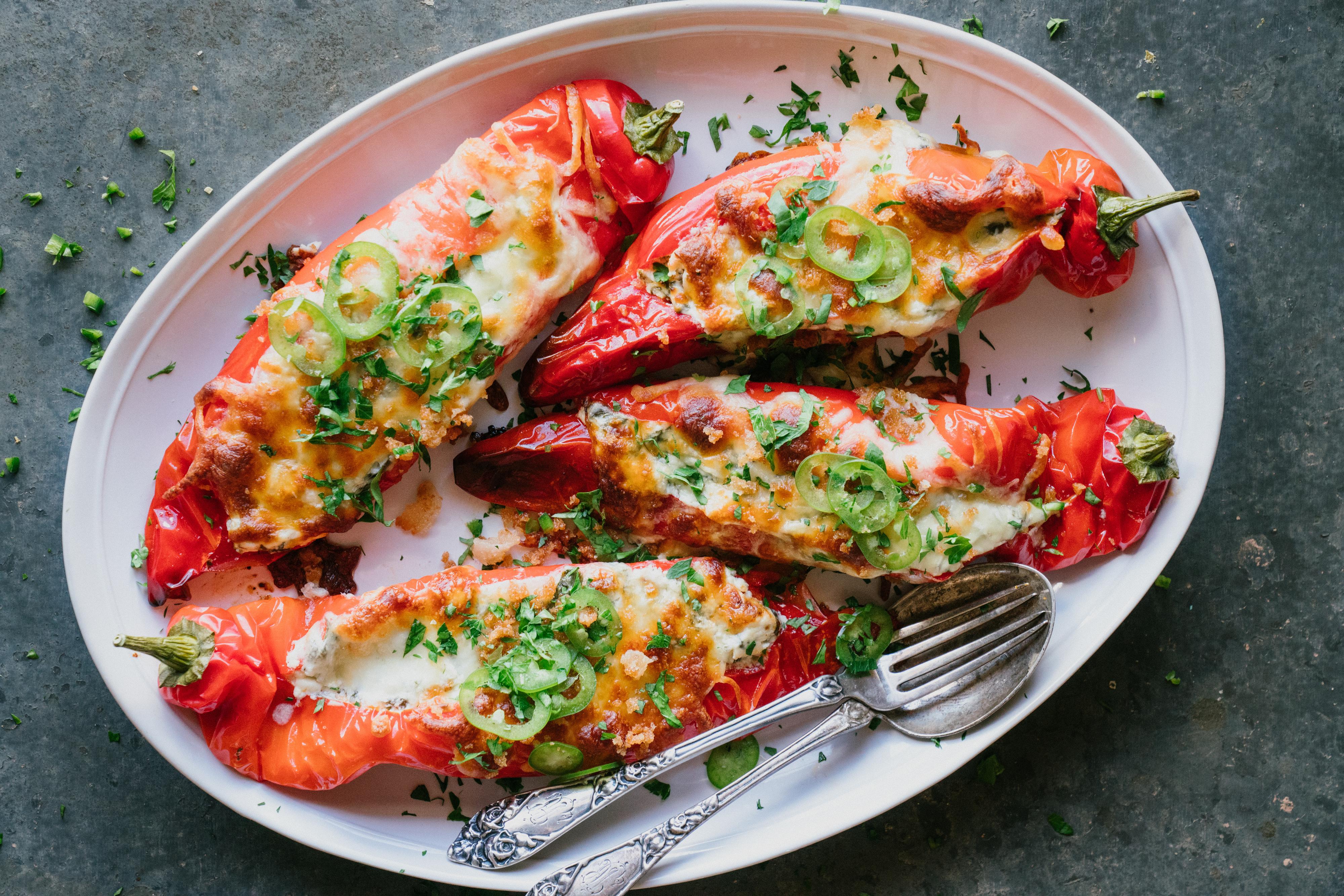 Fire bakte røde paprika med fyll