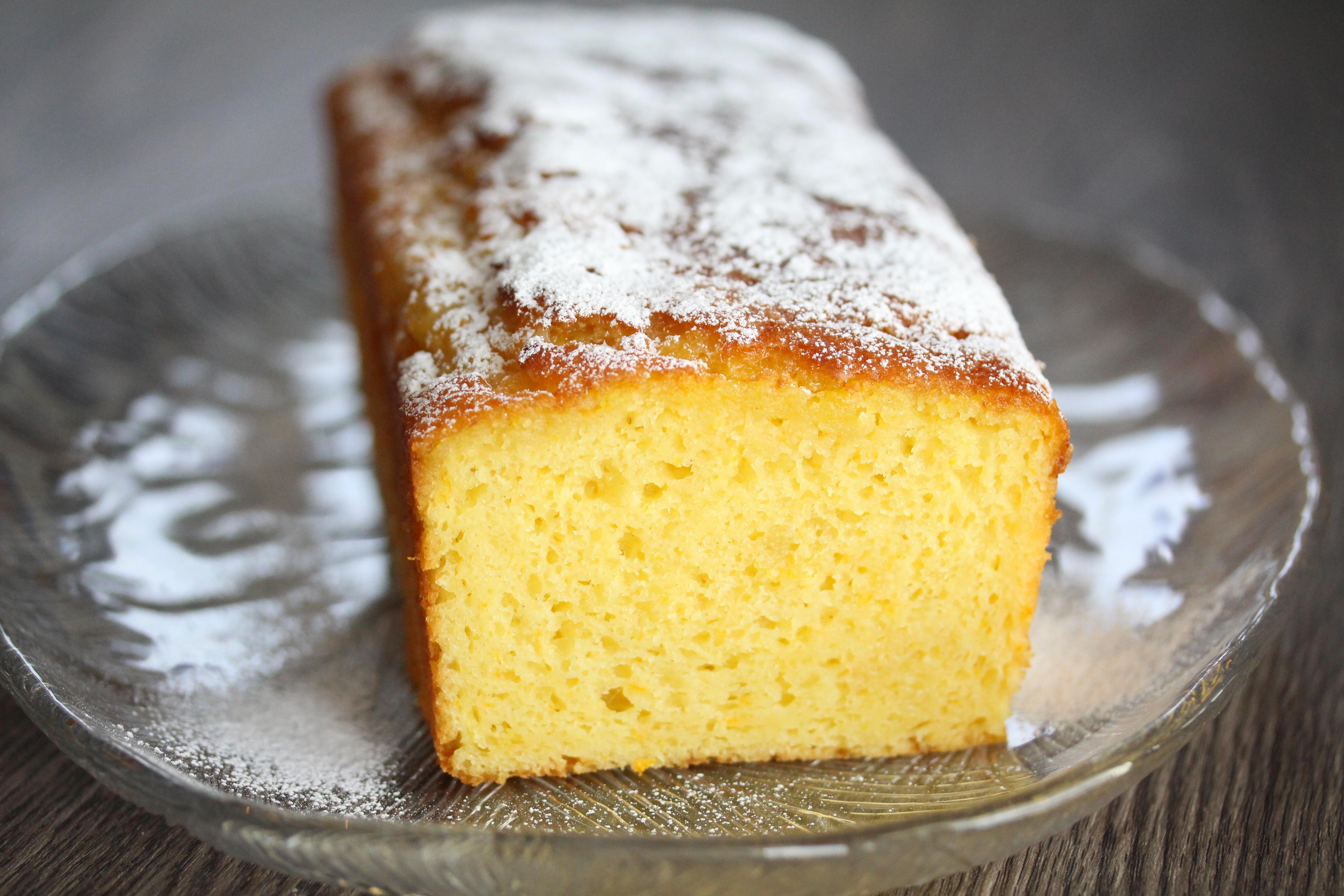 Saftig Appelsinkake På Et Serveringsfat