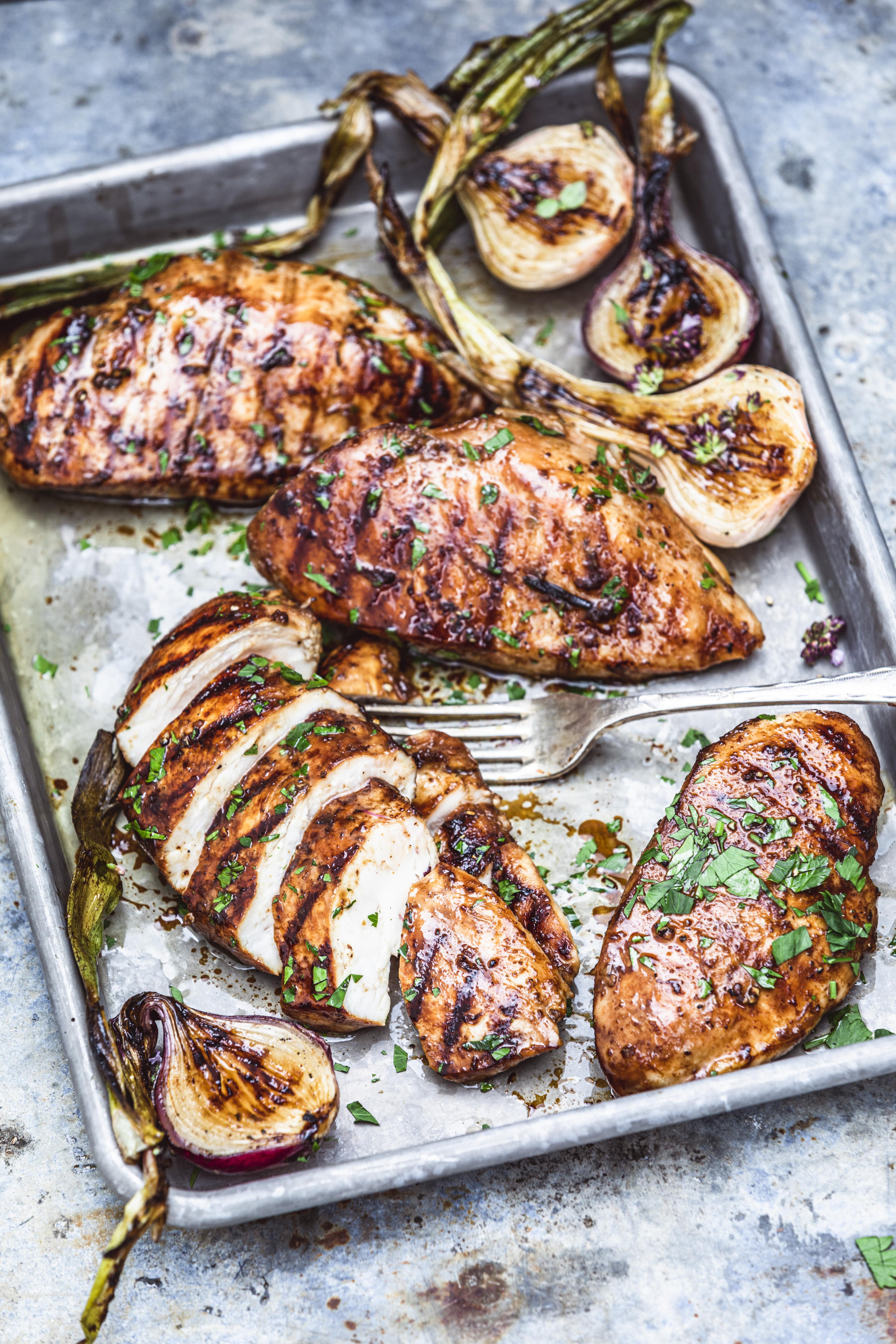 Skjær kyllingen i skiver ved servering og dryss gjerne over litt kvernet sort pepper og hakket persille. 